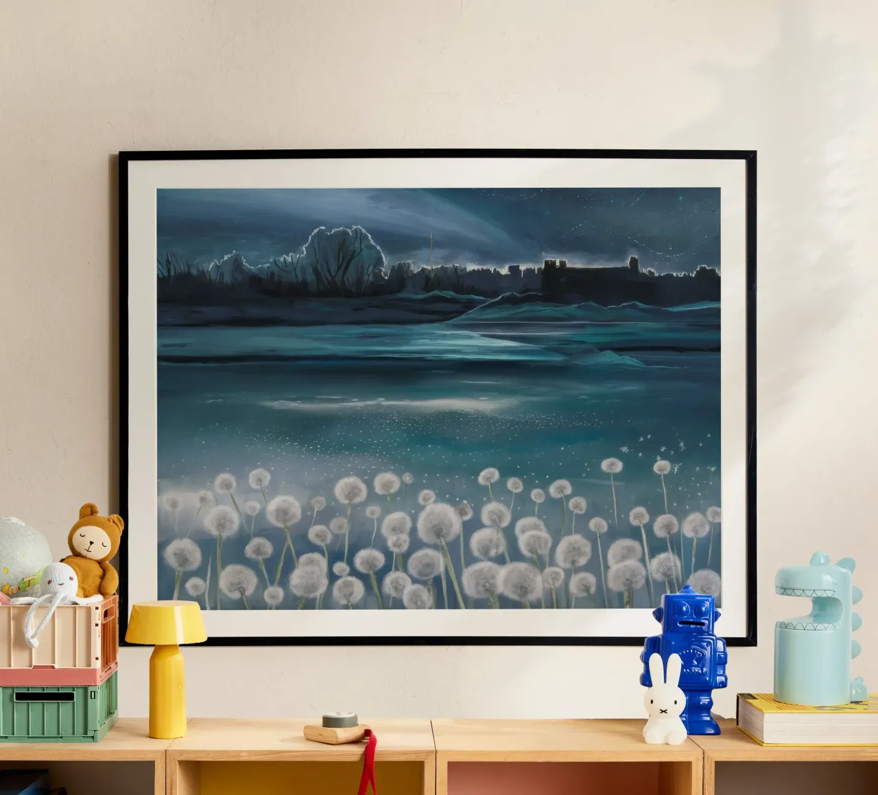 Paesaggio onirico etereo del dente di leone poster con telaio in legno da Verve Pigments