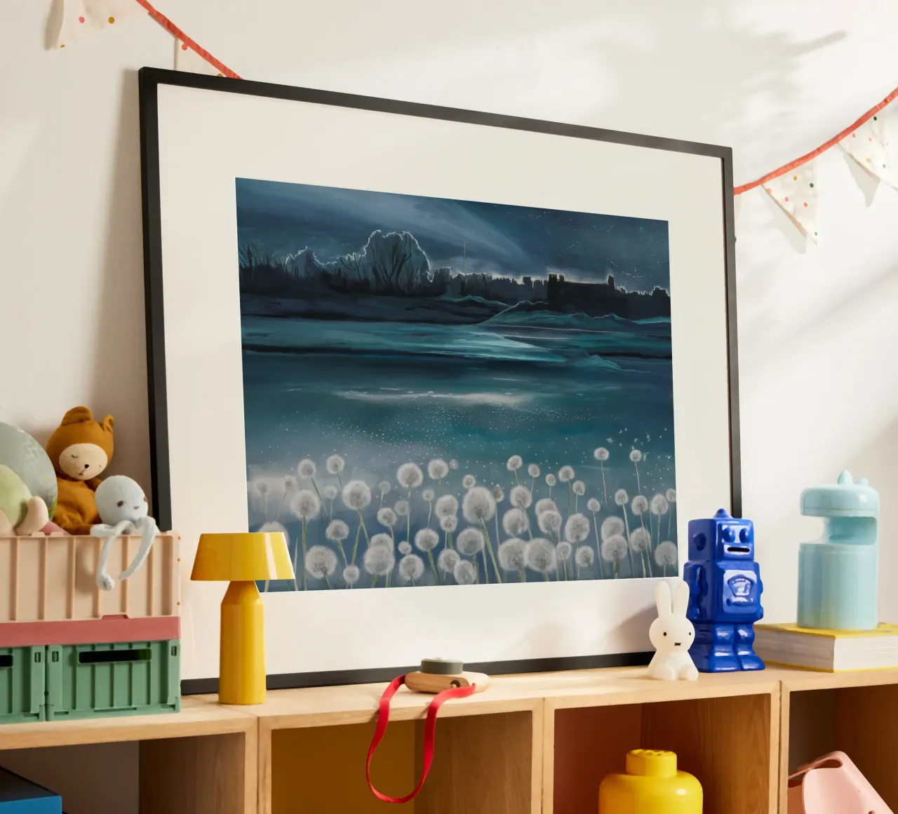 Paesaggio onirico etereo del dente di leone poster con telaio in legno da Verve Pigments