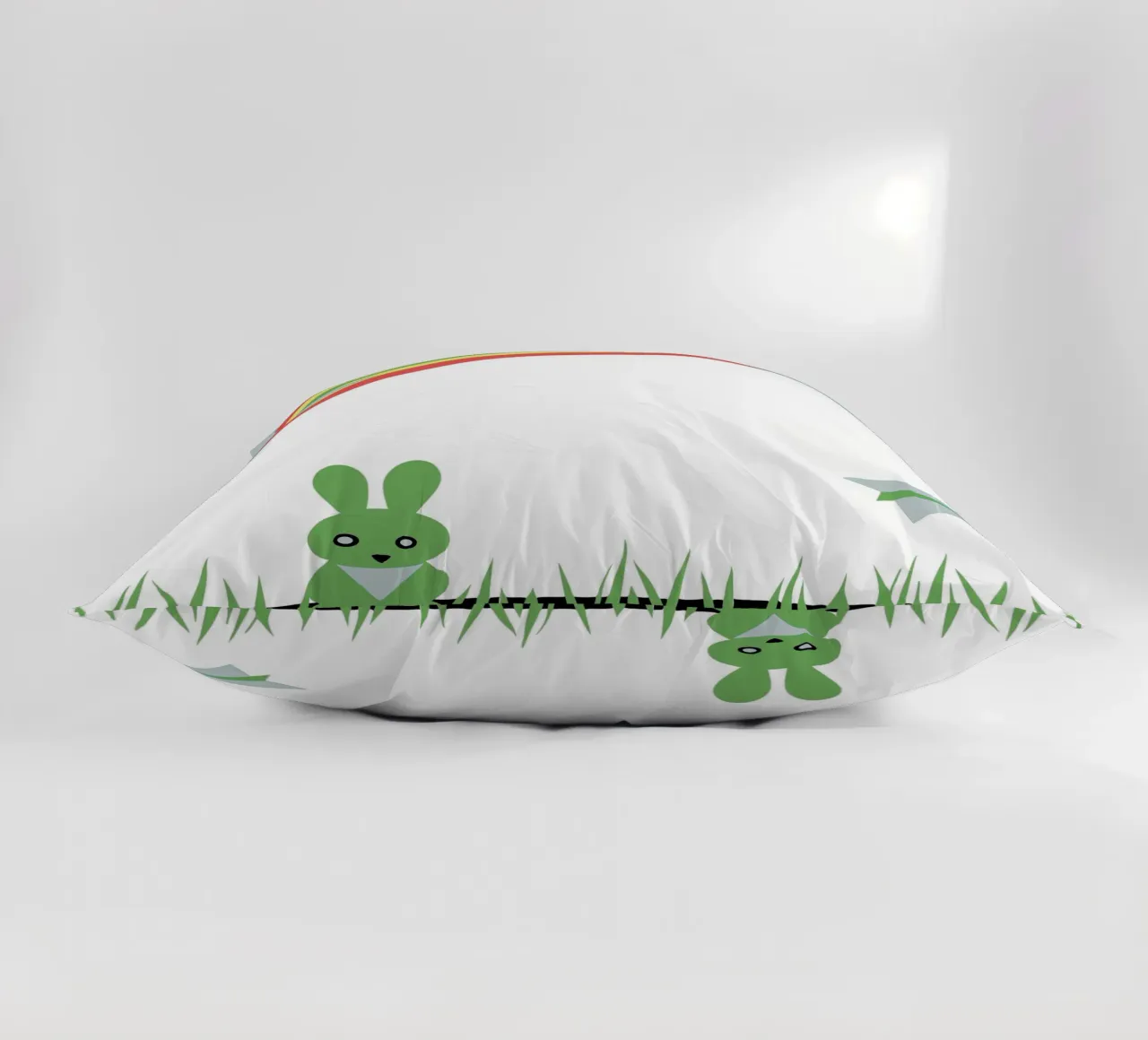 Il coniglio e l'arcobaleno cuscino da LOOK DIFFERENT