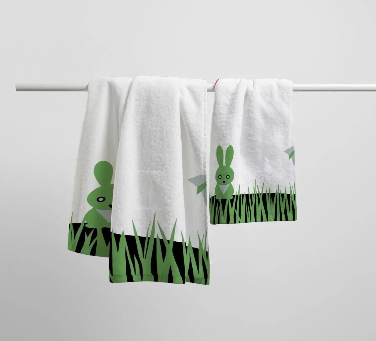 Il coniglio e l'arcobaleno asciugamano da bagno da LOOK DIFFERENT