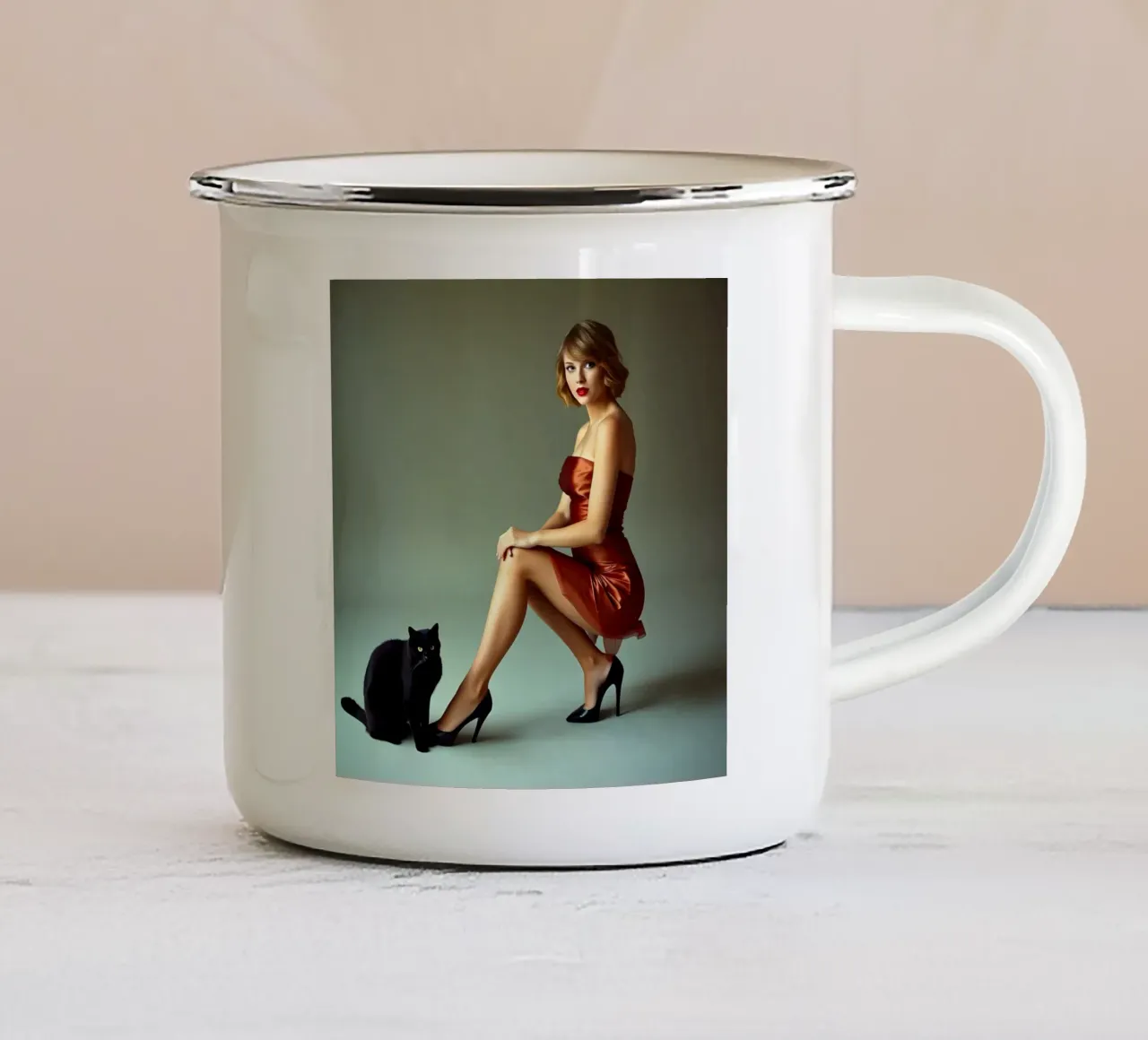 Bionda con gatto tazza in smalto da Anita's Dream