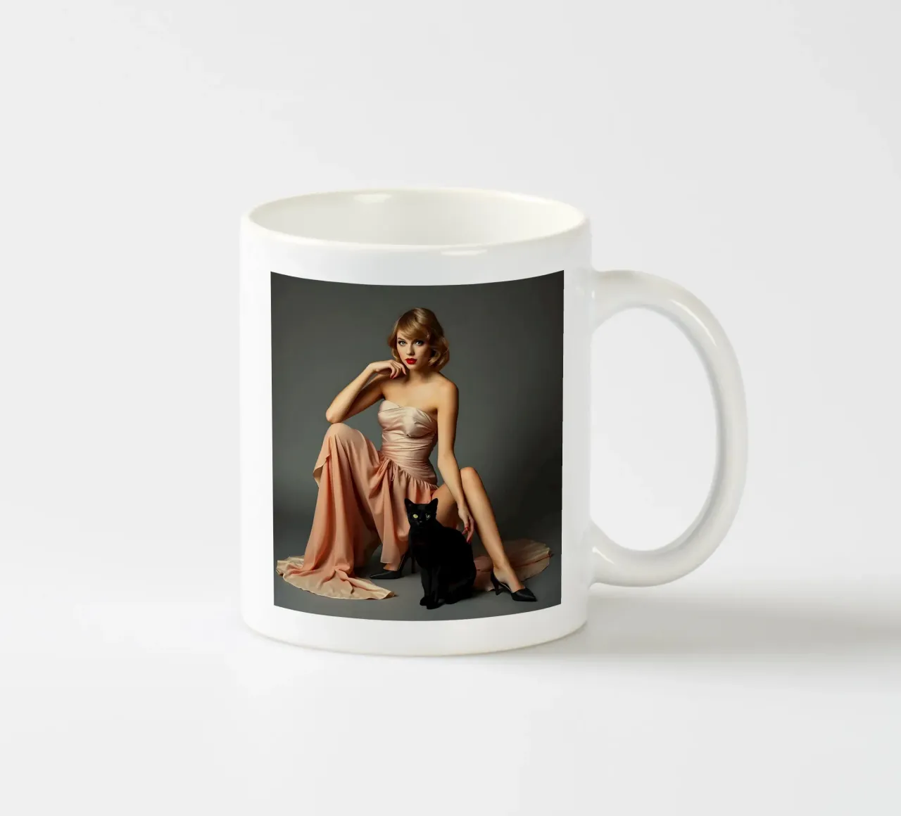 Bionda con gatto nero tazza in ceramica da Anita's Dream