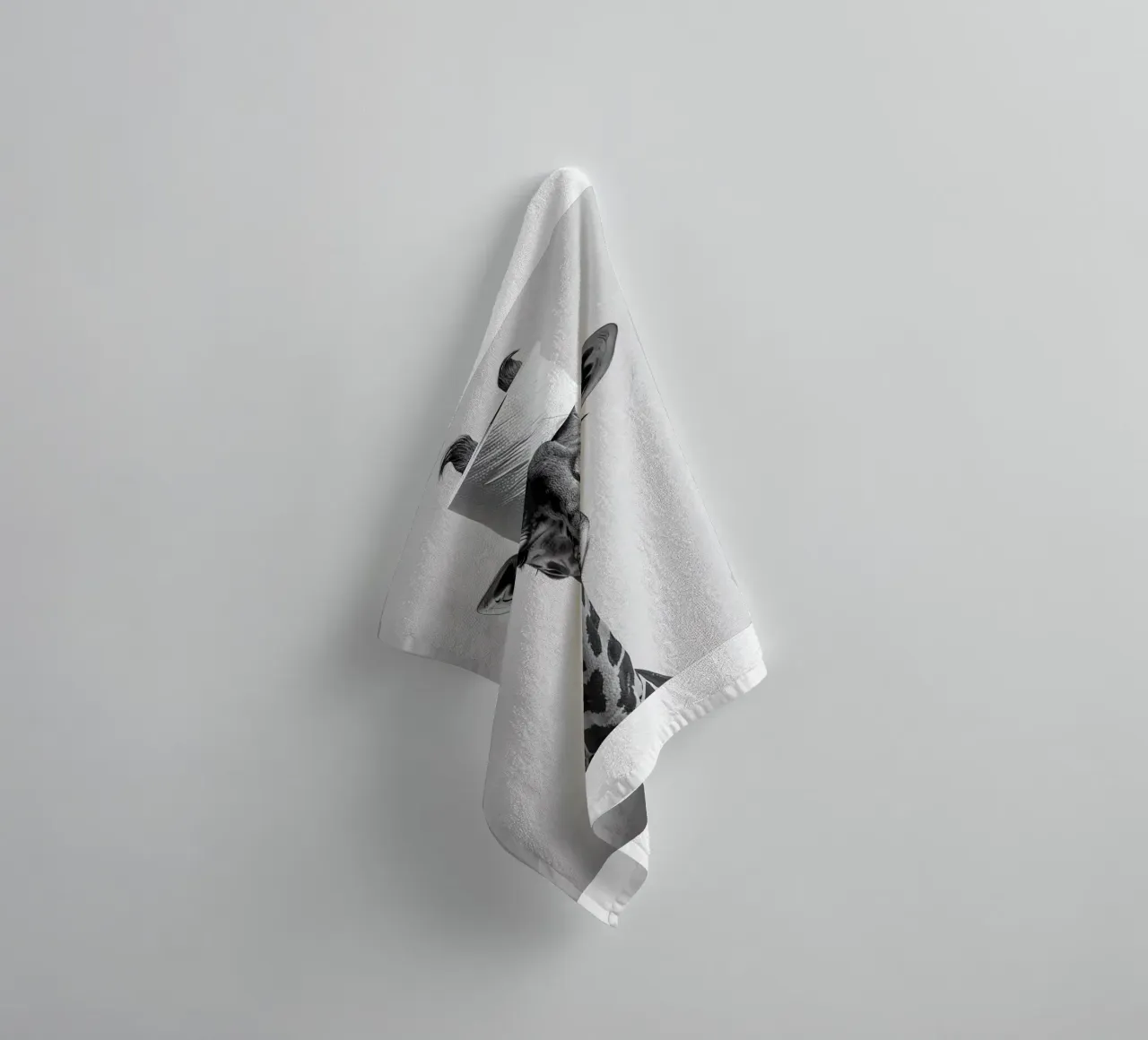 Divertente giraffa da bagno con rotolo di carta igienica in testa asciugamano da bagno da Black And White
