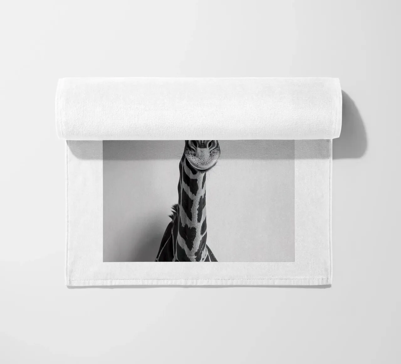 Divertente giraffa da bagno con rotolo di carta igienica in testa telo mare da Black And White