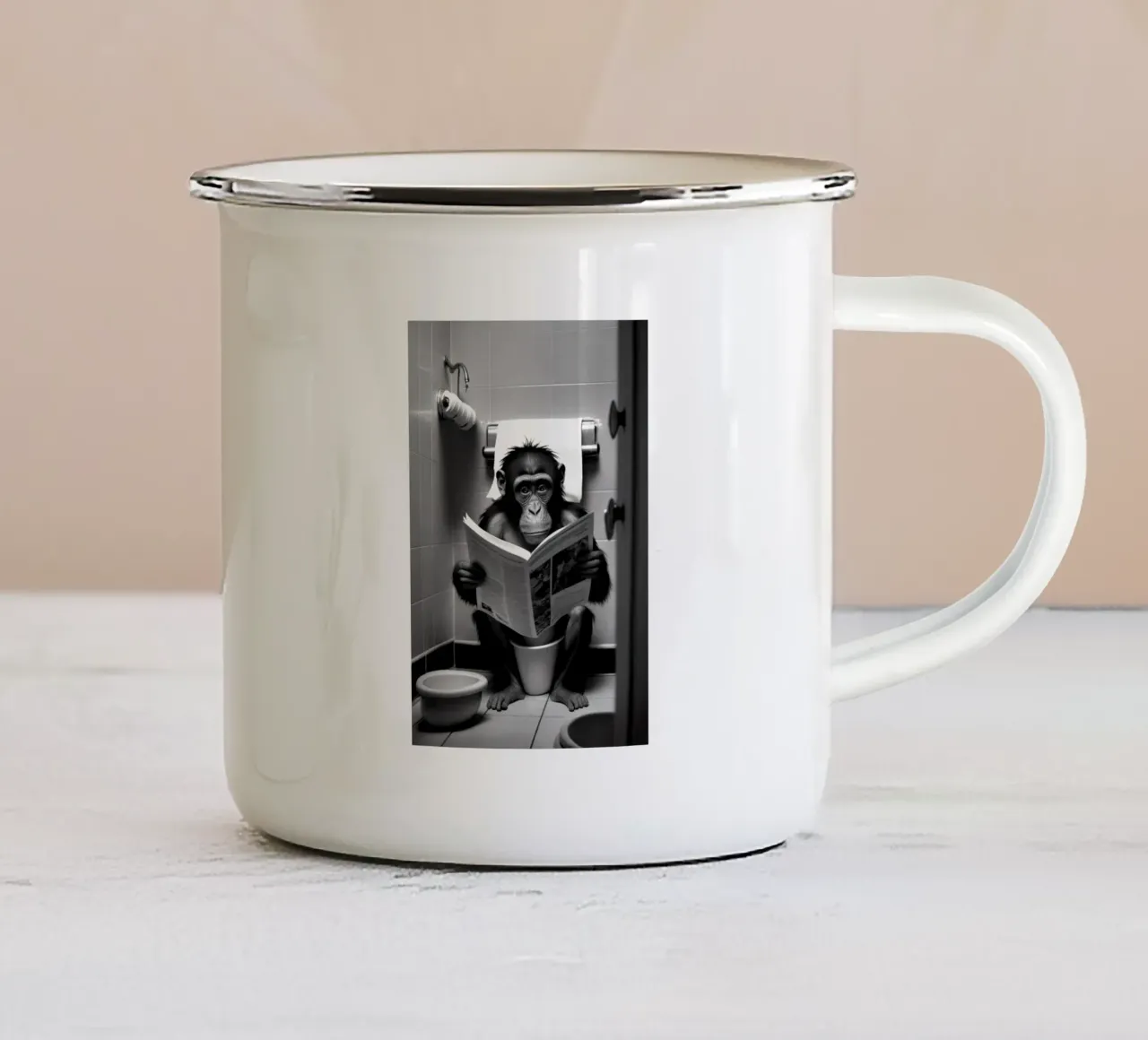 Scimmia seduta sul water che legge tazza in smalto da Black And White