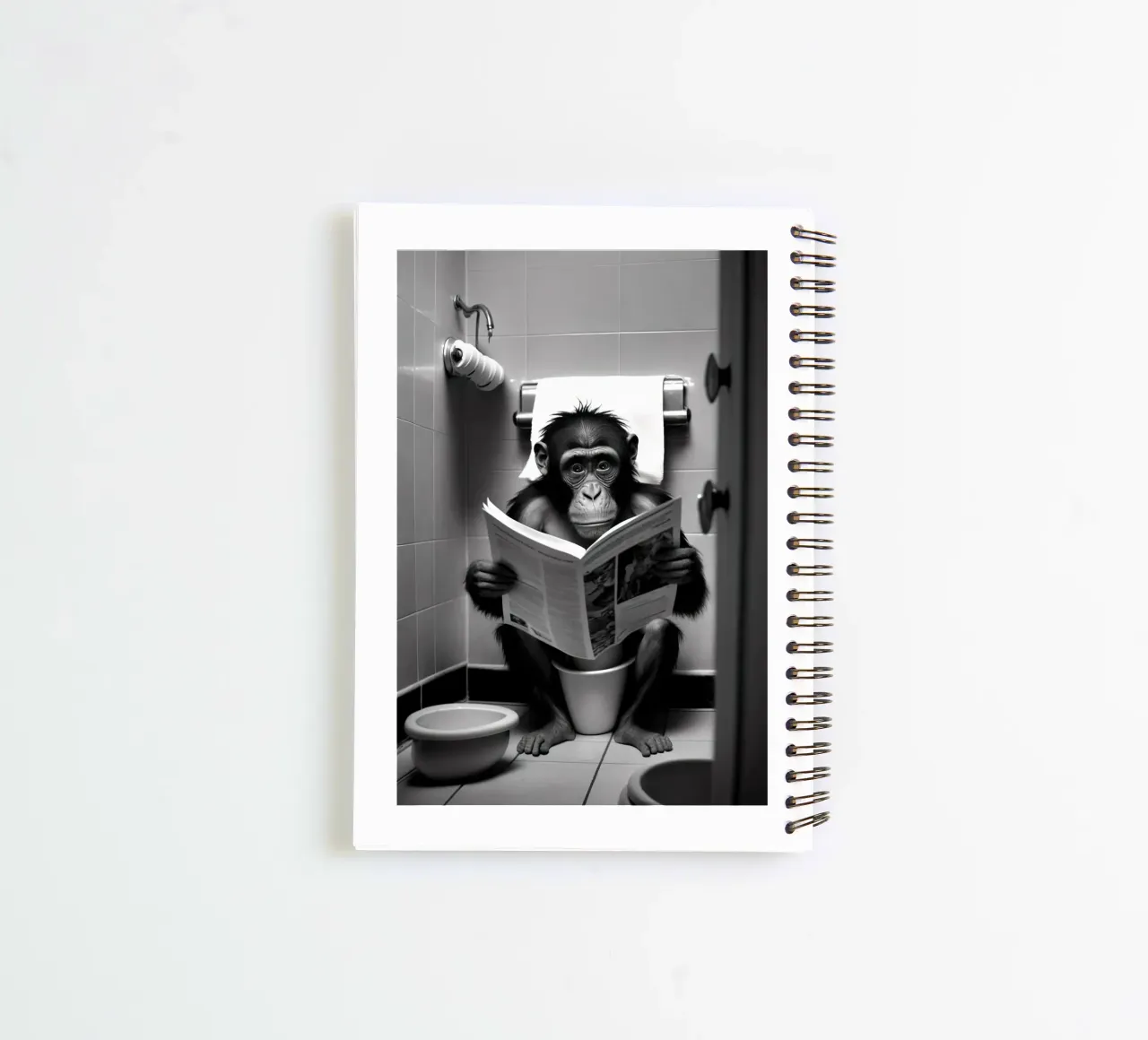 Affe auf der Toilette sitzend und lesend Ringbuch von Black And White