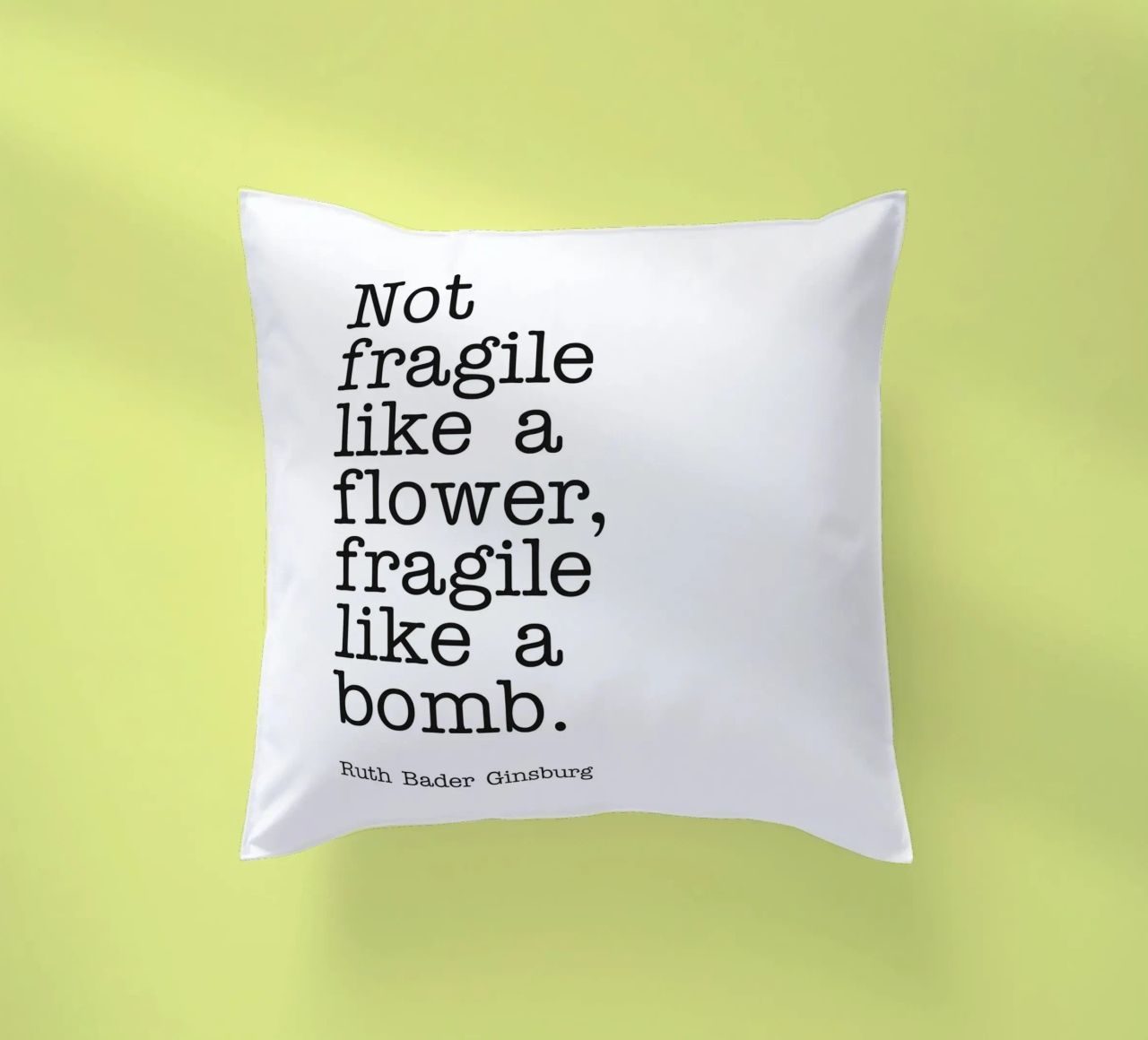 Non fragile come un fiore, fragile come una bomba citazione cuscino da Paigaam Studio