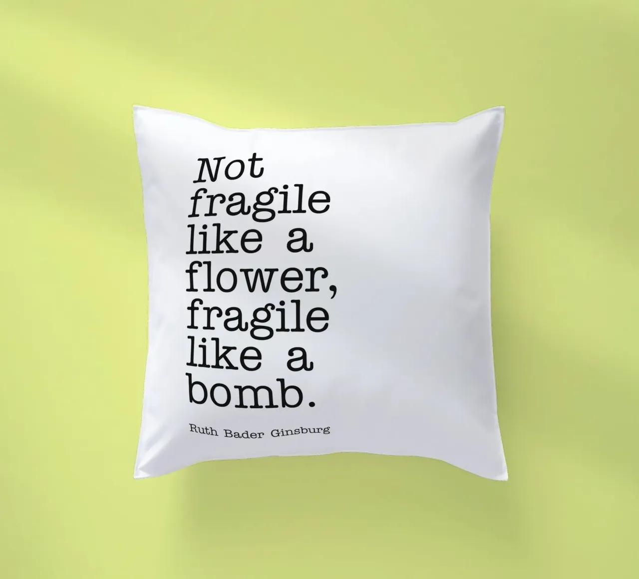 Pas fragile comme une fleur, fragile comme une bombe citation coussin de Paigaam Studio