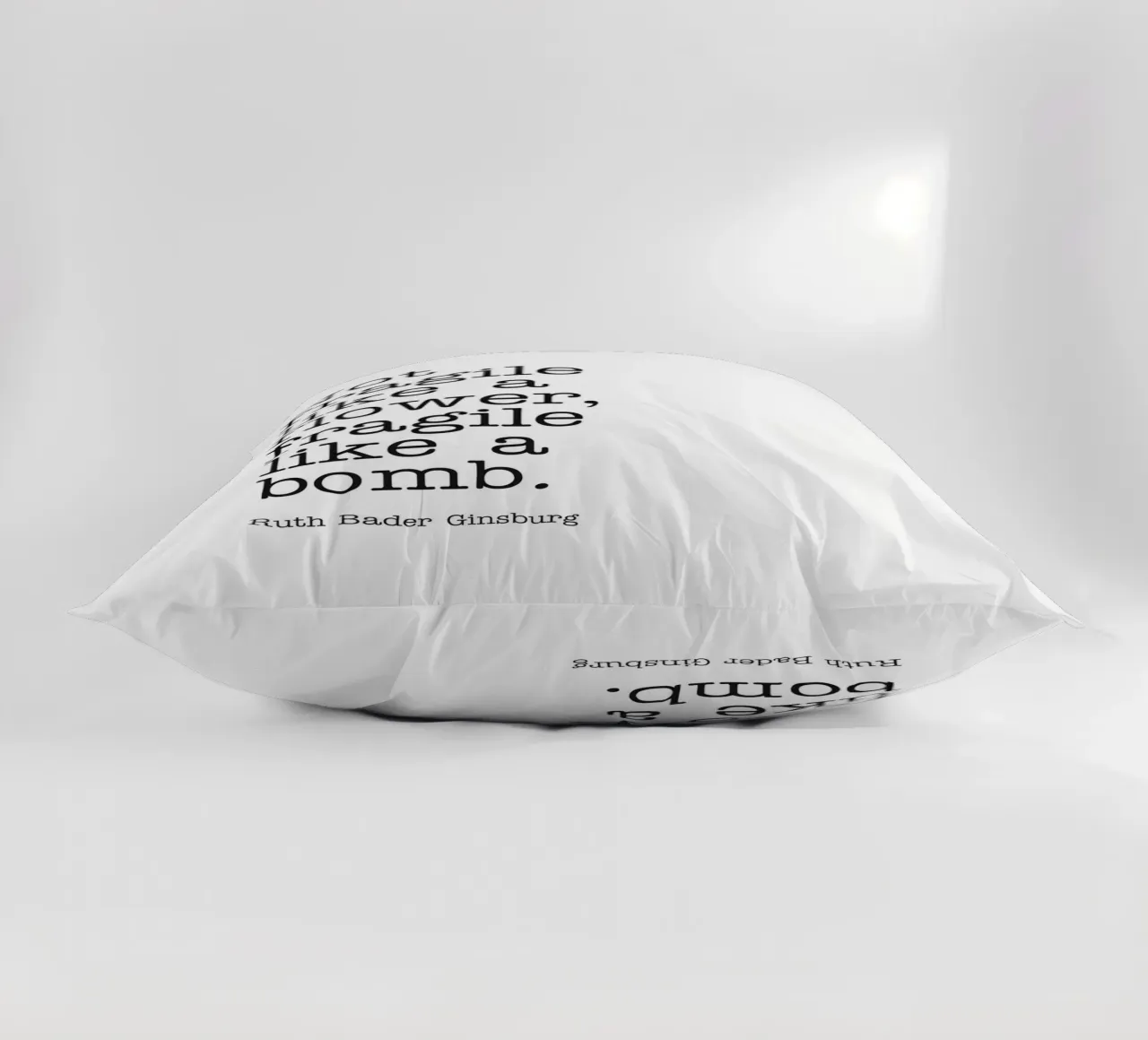 Pas fragile comme une fleur, fragile comme une bombe citation coussin de Paigaam Studio