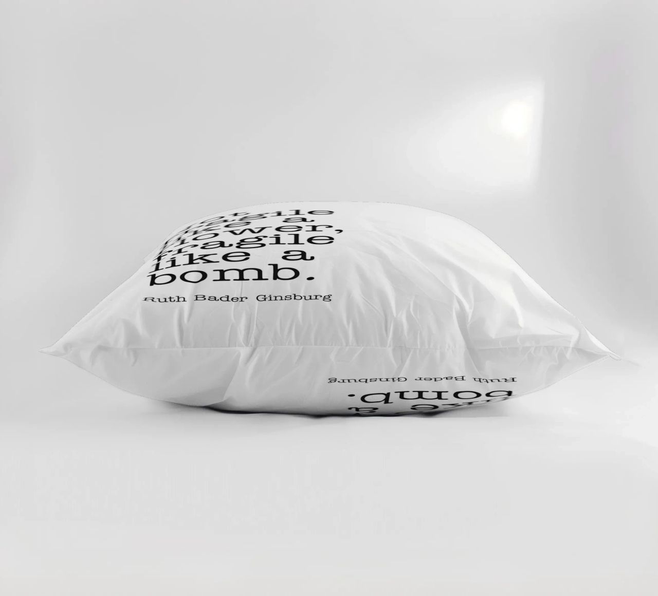 Non fragile come un fiore, fragile come una bomba citazione cuscino da Paigaam Studio