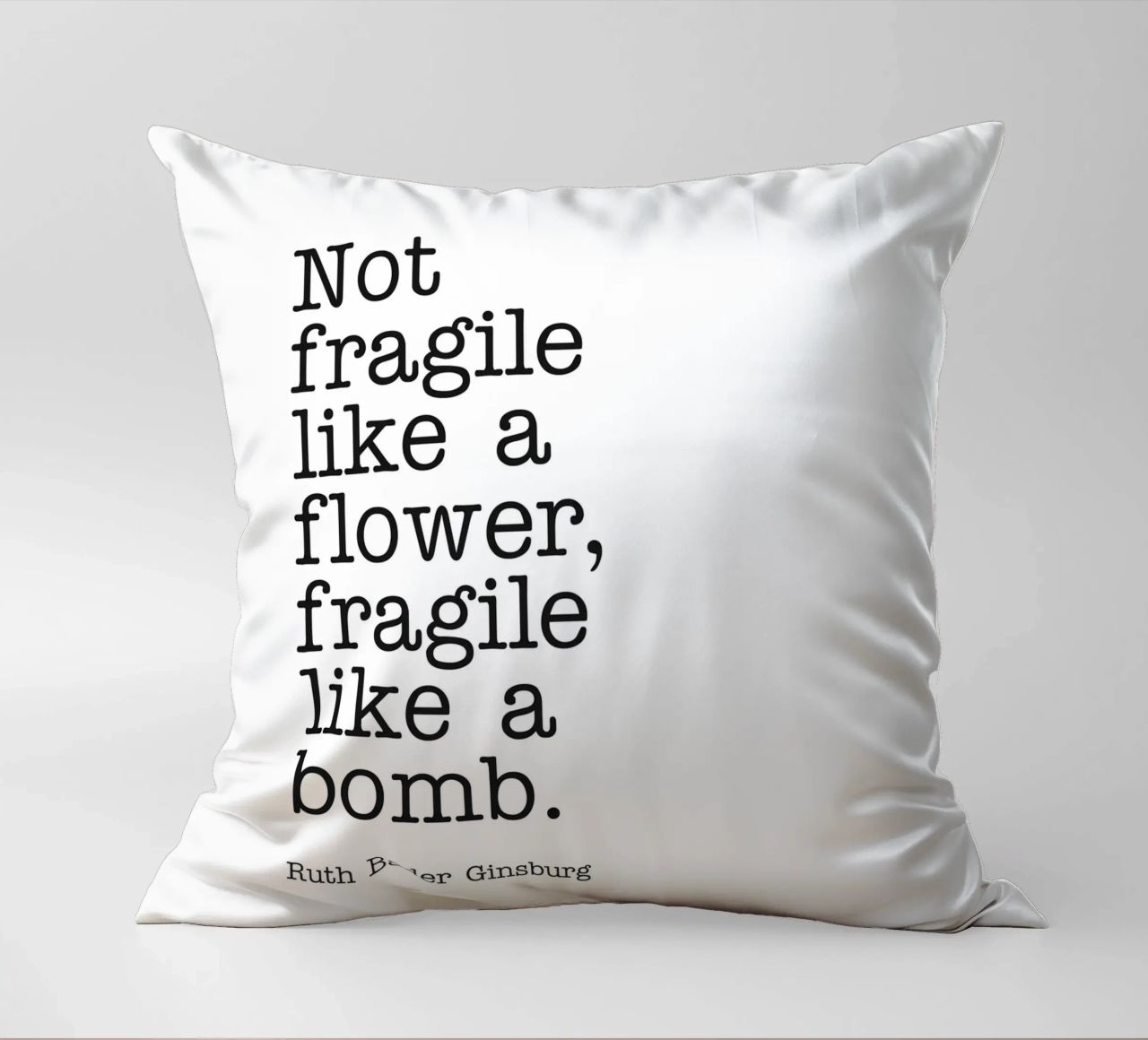 Non fragile come un fiore, fragile come una bomba citazione cuscino da Paigaam Studio