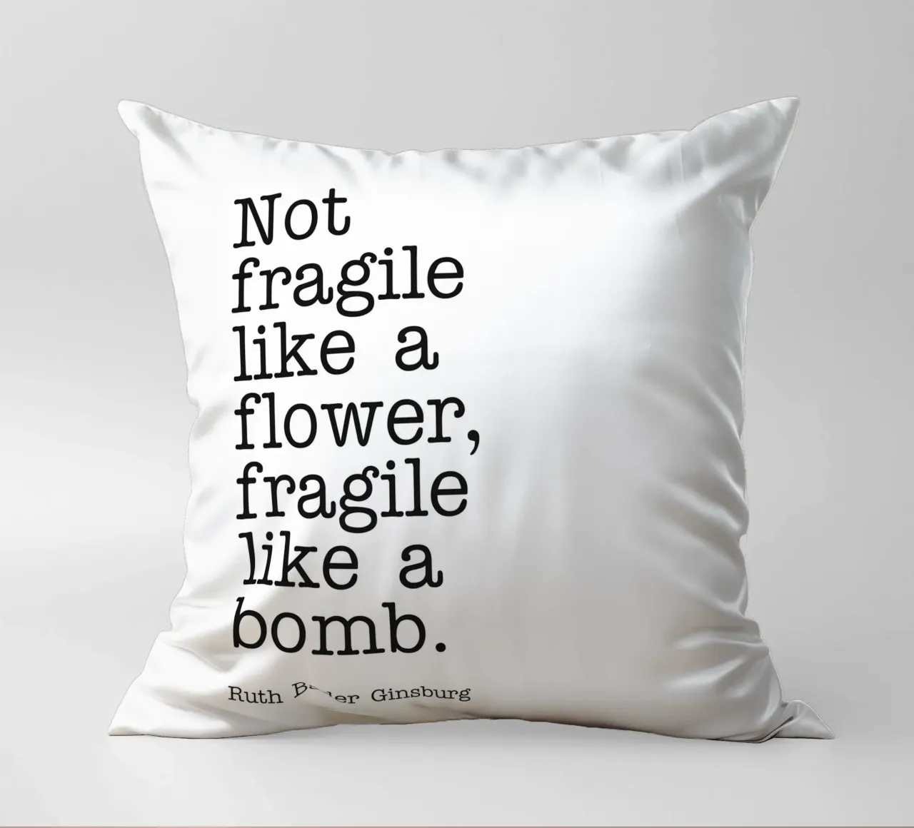 Pas fragile comme une fleur, fragile comme une bombe citation coussin de Paigaam Studio
