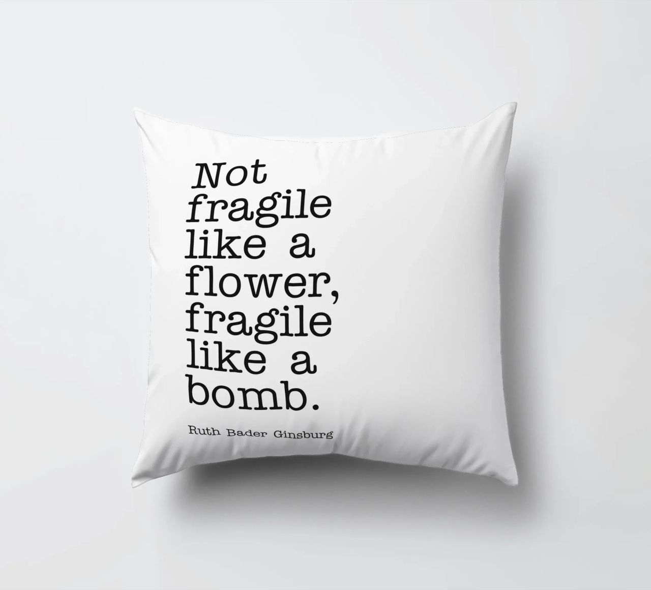 Non fragile come un fiore, fragile come una bomba citazione cuscino da Paigaam Studio