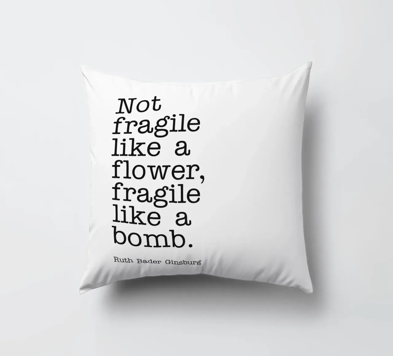 Pas fragile comme une fleur, fragile comme une bombe citation coussin de Paigaam Studio