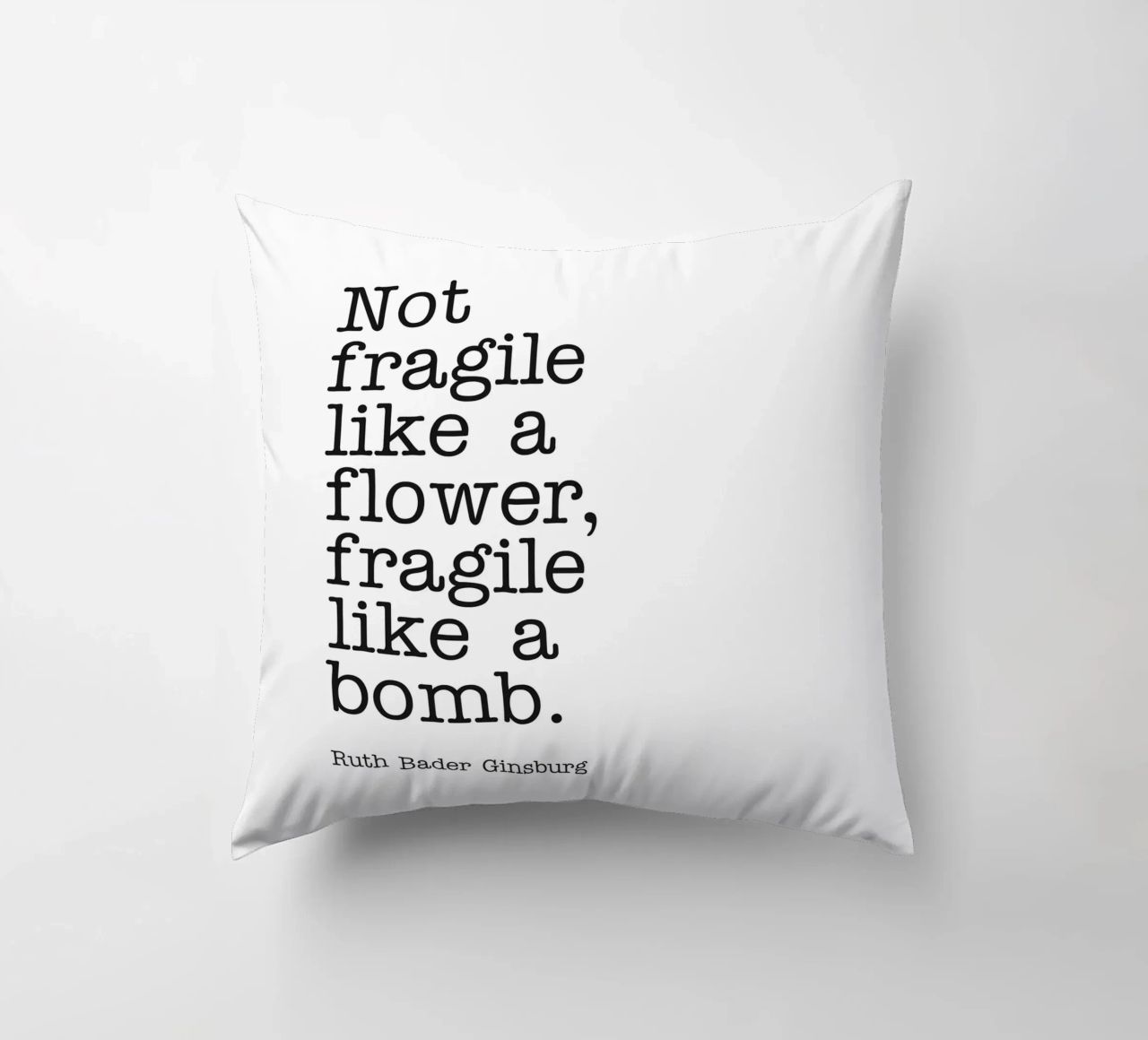 Non fragile come un fiore, fragile come una bomba citazione cuscino da Paigaam Studio
