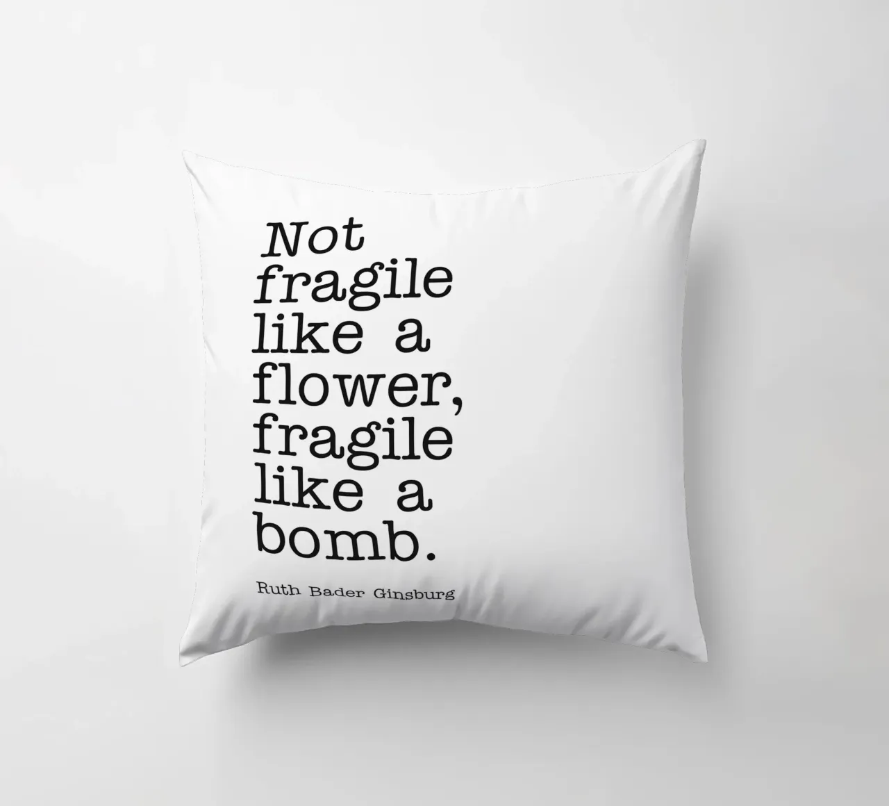 Pas fragile comme une fleur, fragile comme une bombe citation coussin de Paigaam Studio