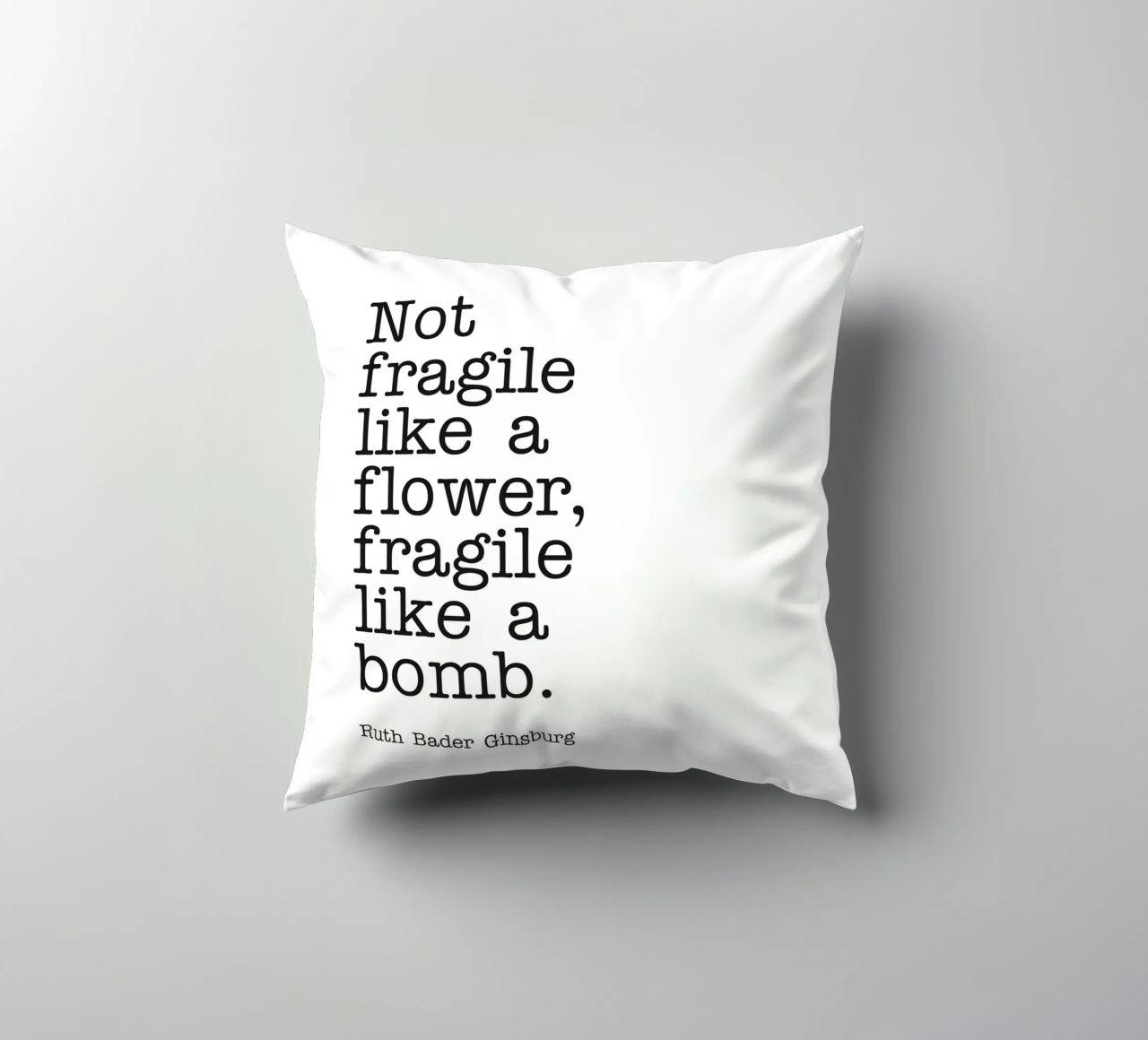 Non fragile come un fiore, fragile come una bomba citazione cuscino da Paigaam Studio