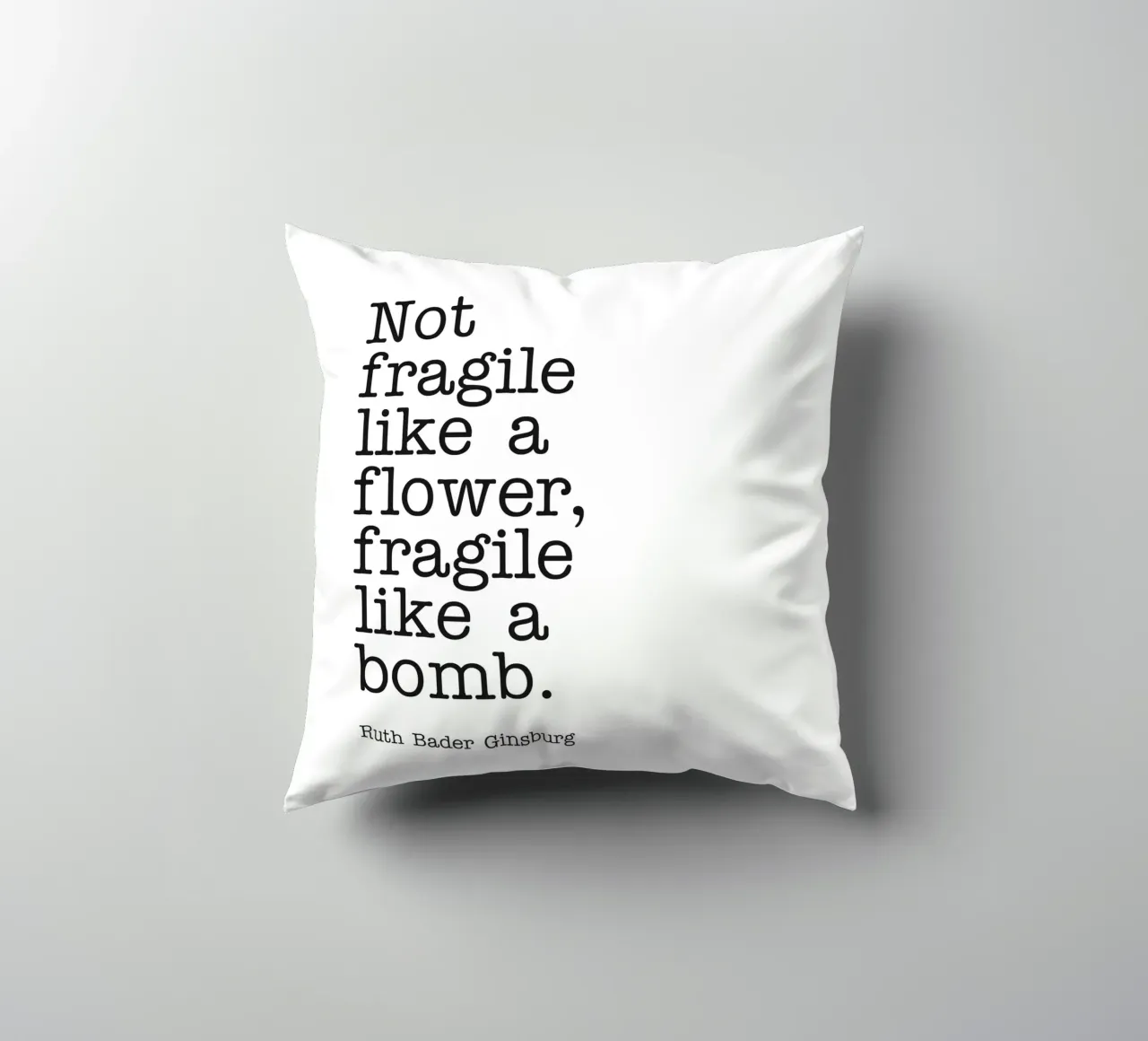 Pas fragile comme une fleur, fragile comme une bombe citation coussin de Paigaam Studio