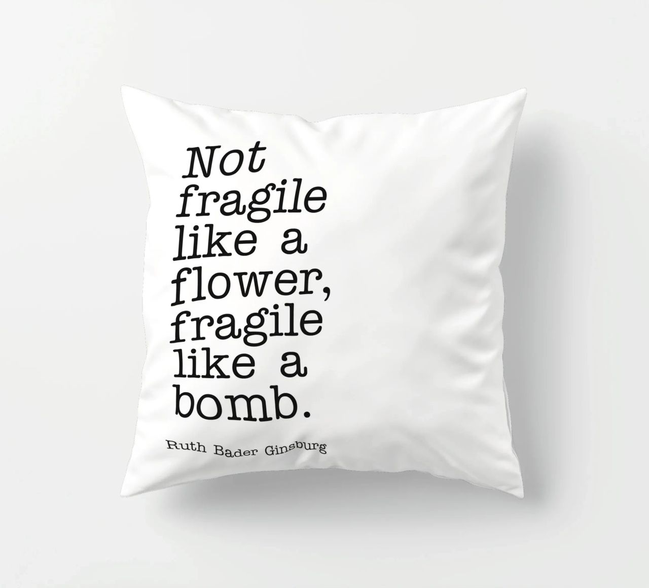 Non fragile come un fiore, fragile come una bomba citazione cuscino da Paigaam Studio
