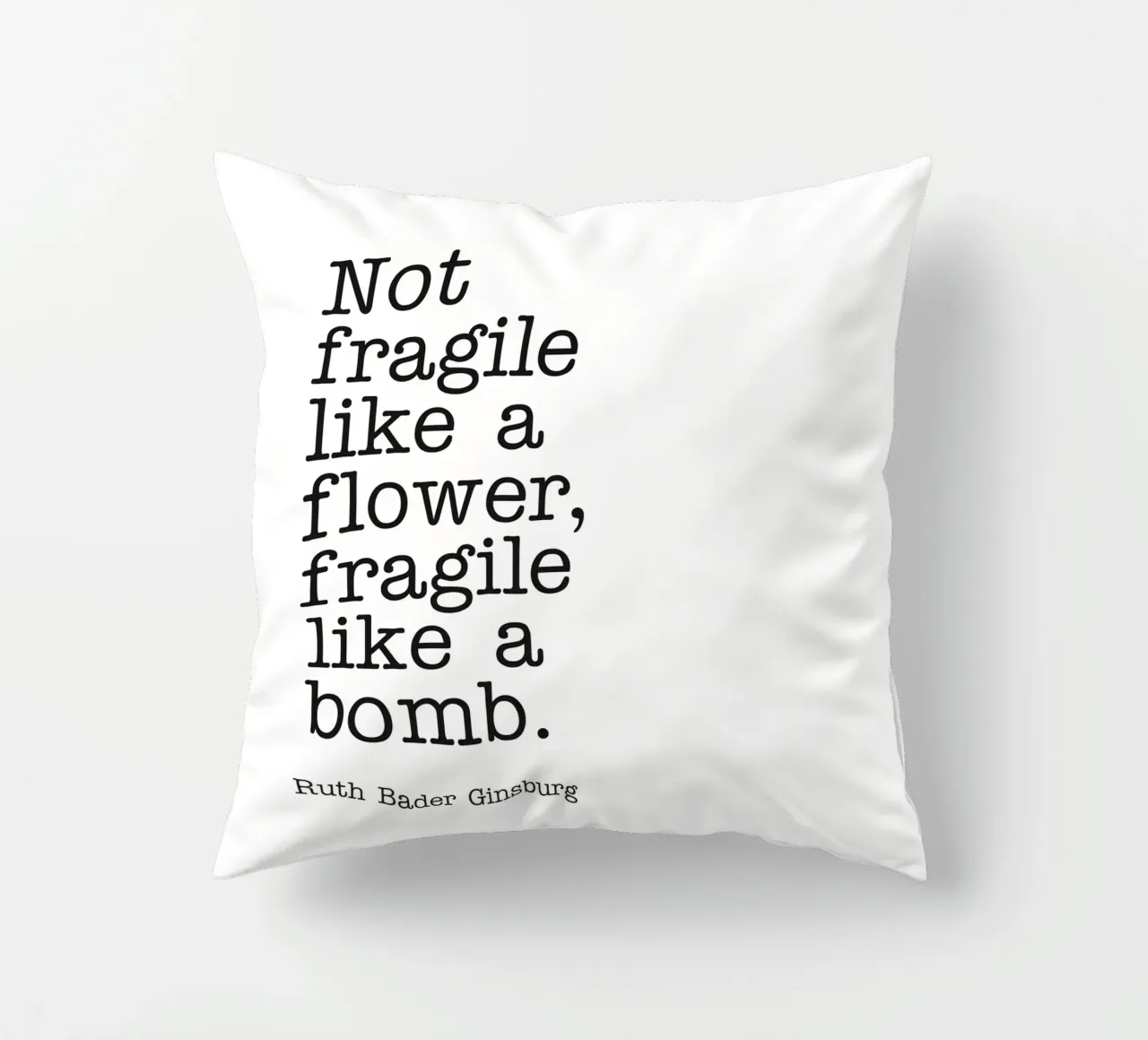 Pas fragile comme une fleur, fragile comme une bombe citation coussin de Paigaam Studio