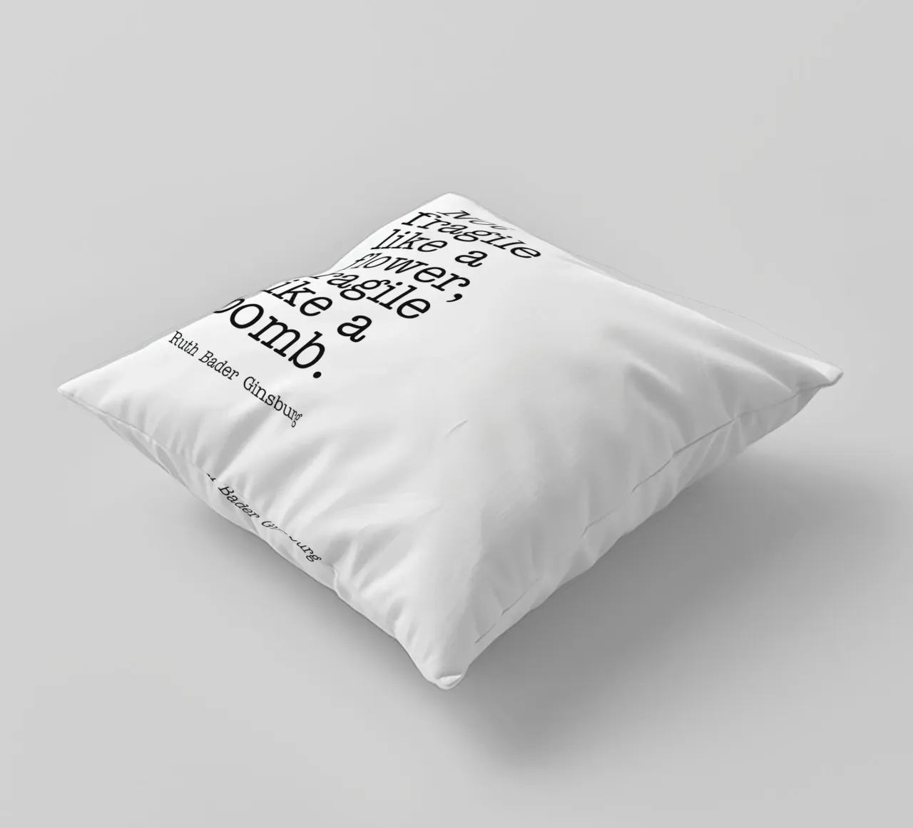 Pas fragile comme une fleur, fragile comme une bombe citation coussin de Paigaam Studio