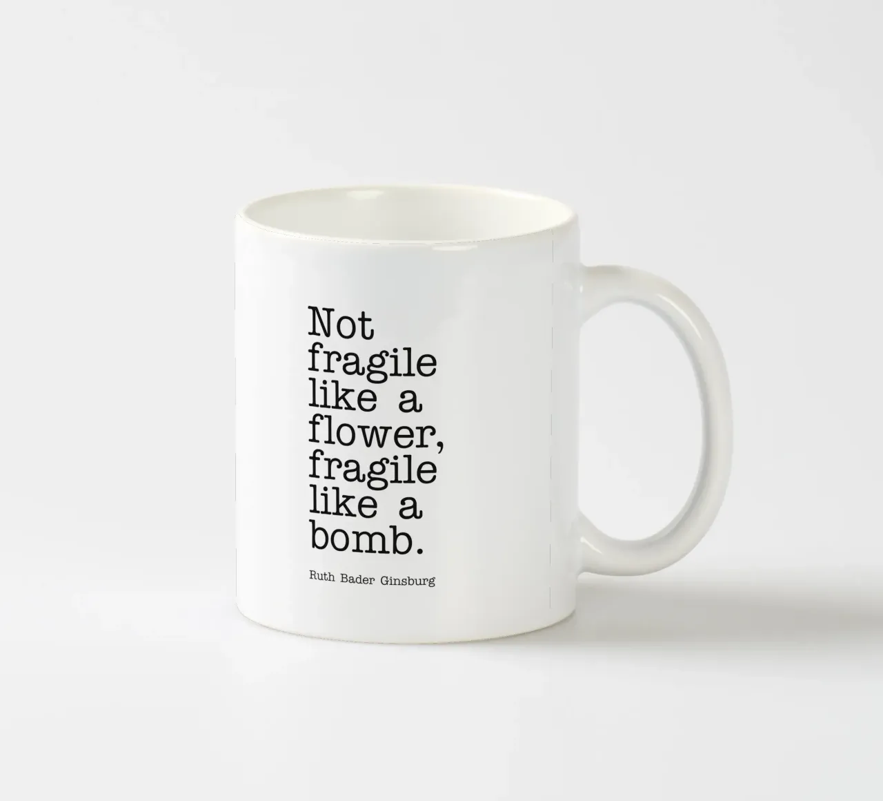Pas fragile comme une fleur, fragile comme une bombe citation mug en céramique de Paigaam Studio