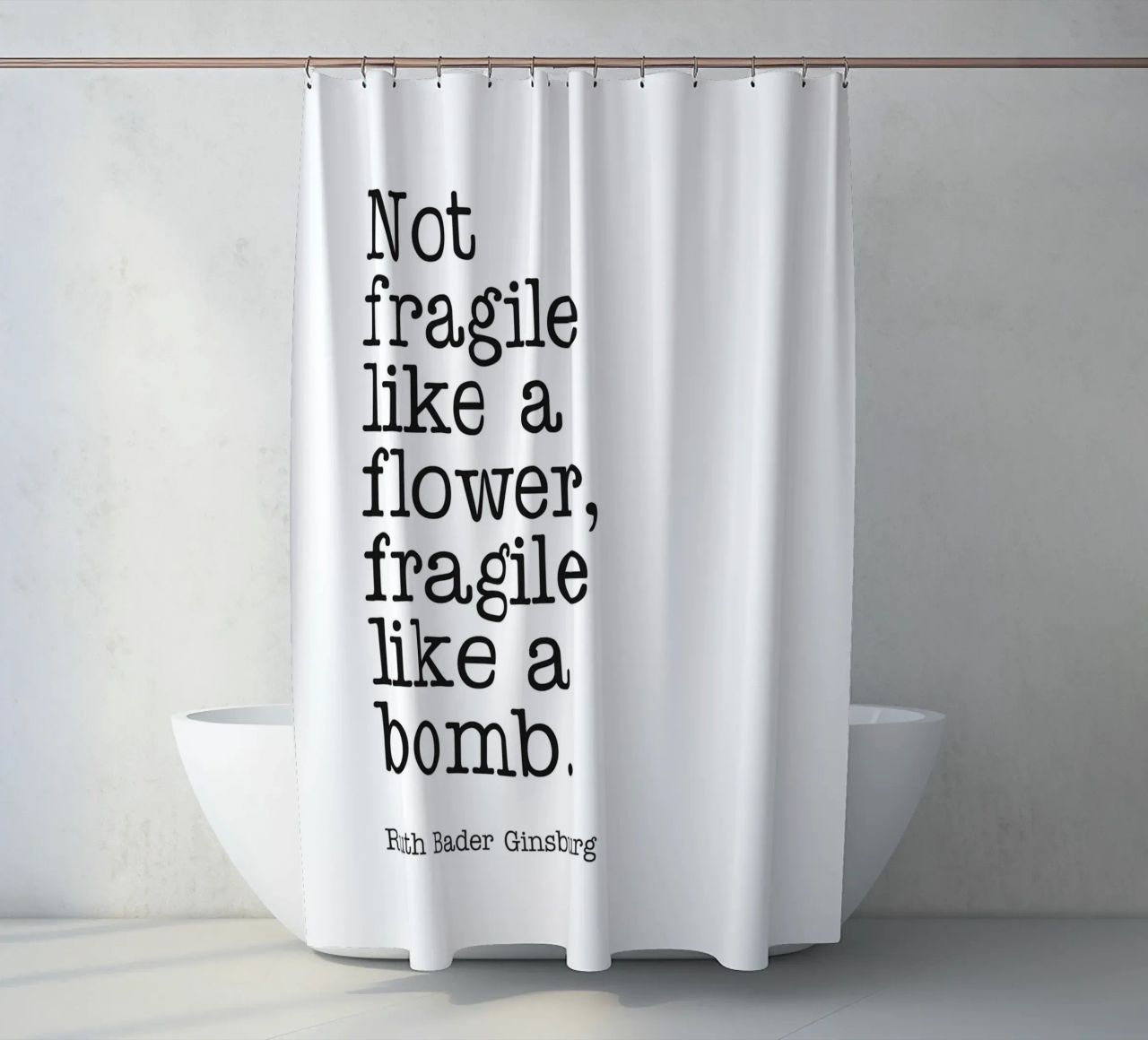 Non fragile come un fiore, fragile come una bomba citazione tenda da doccia da Paigaam Studio