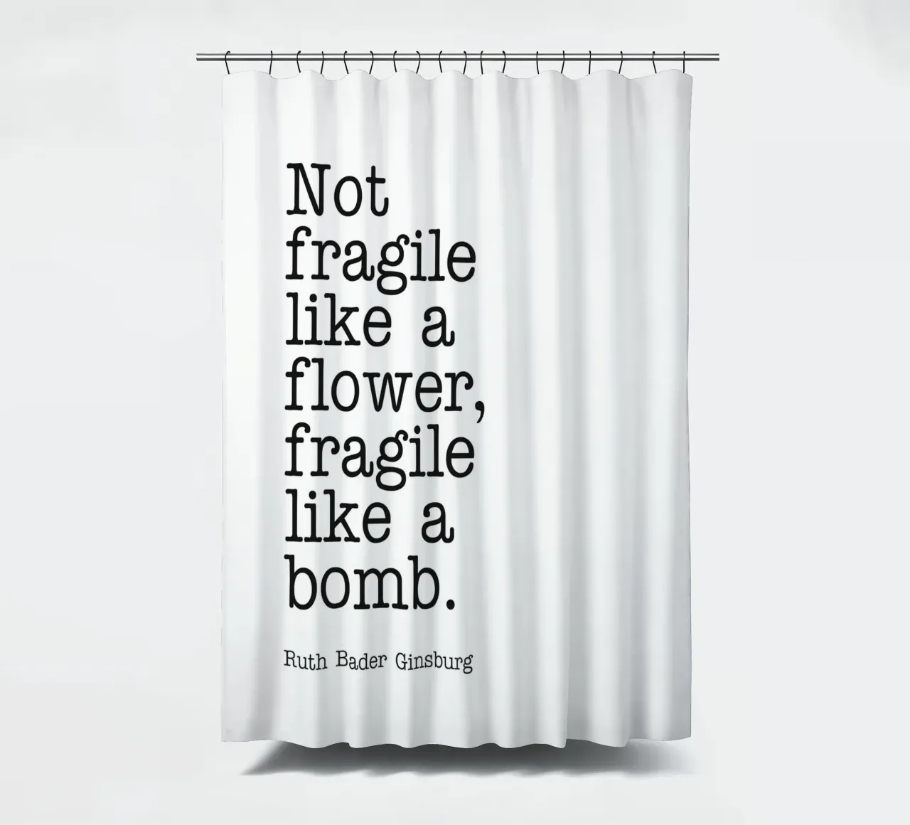 Non fragile come un fiore, fragile come una bomba citazione tenda da doccia da Paigaam Studio