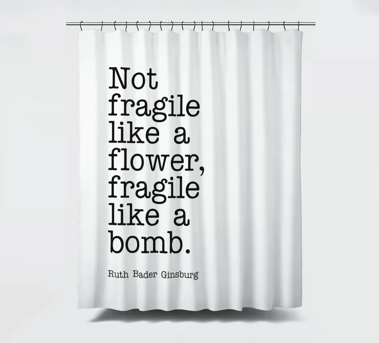 Non fragile come un fiore, fragile come una bomba citazione tenda da doccia da Paigaam Studio