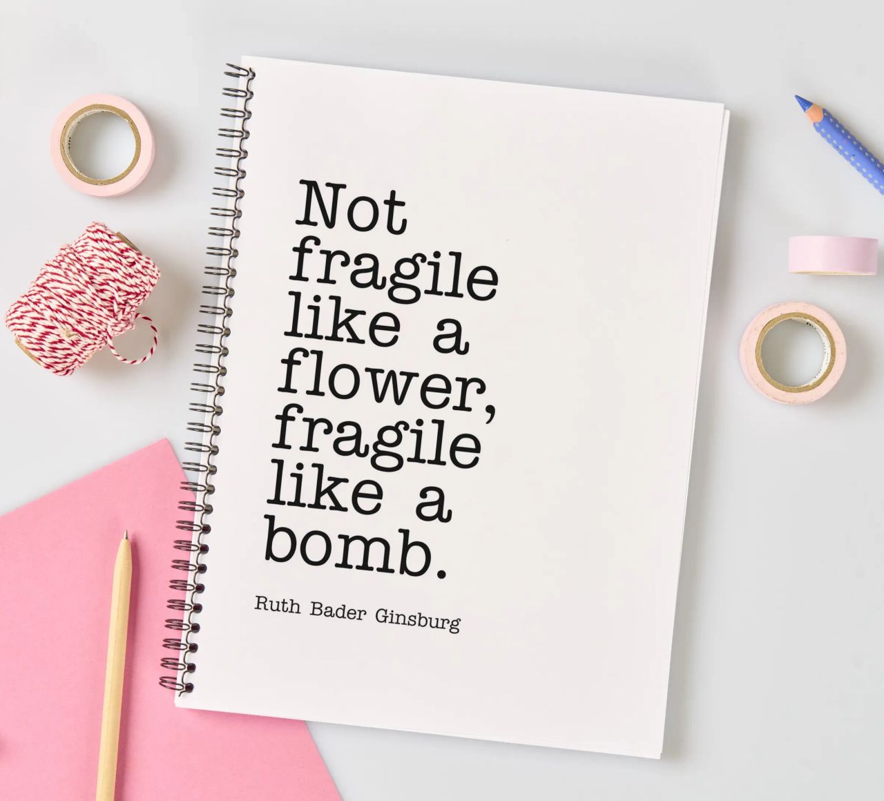 Non fragile come un fiore, fragile come una bomba citazione diario ad anelli da Paigaam Studio