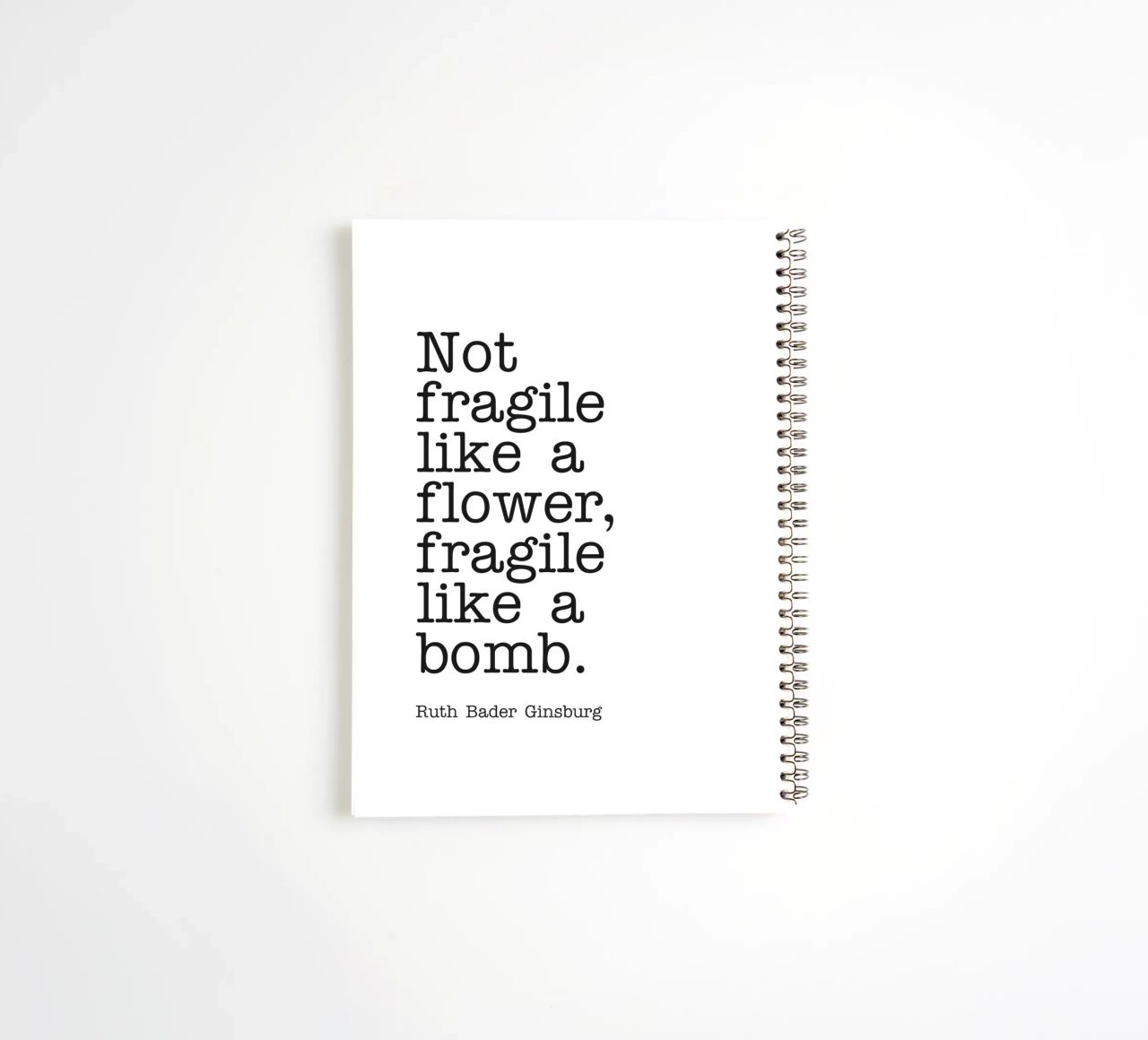 Non fragile come un fiore, fragile come una bomba citazione diario ad anelli da Paigaam Studio
