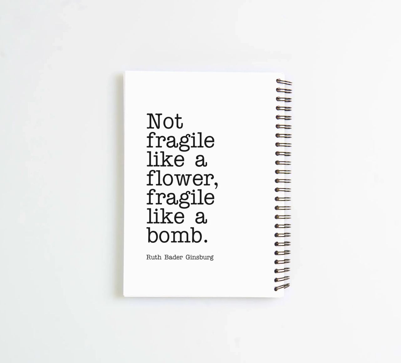 Non fragile come un fiore, fragile come una bomba citazione diario ad anelli da Paigaam Studio