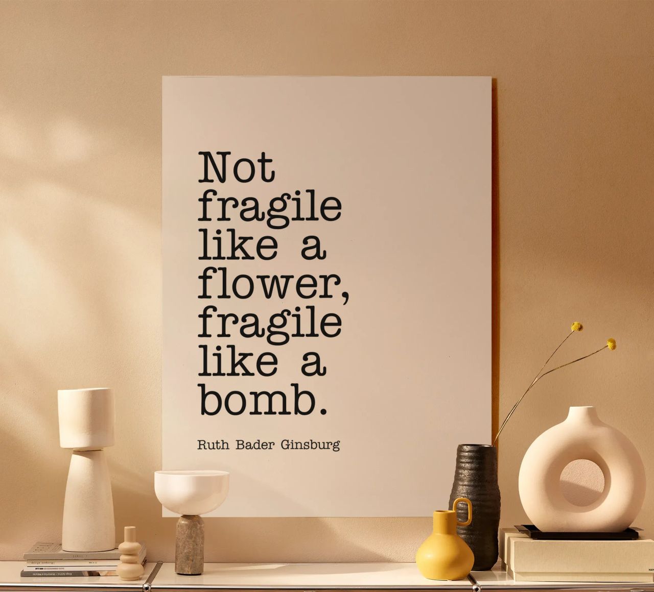 Non fragile come un fiore, fragile come una bomba citazione plexiglass da Paigaam Studio