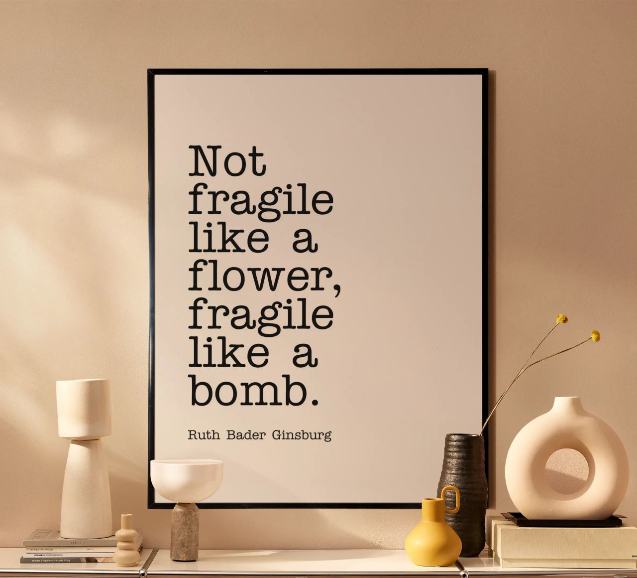 Non fragile come un fiore, fragile come una bomba citazione poster da Paigaam Studio