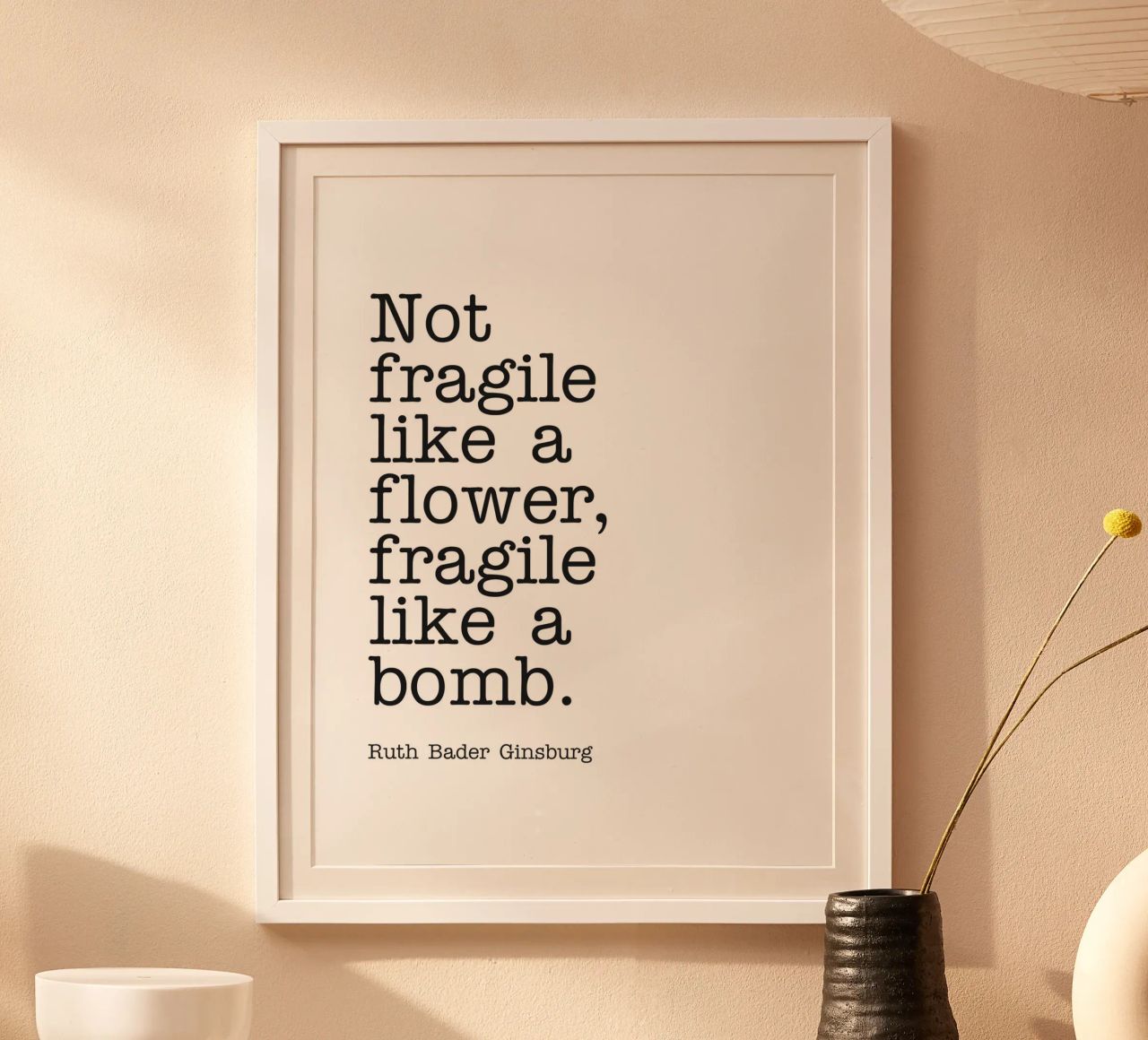 Non fragile come un fiore, fragile come una bomba citazione poster da Paigaam Studio