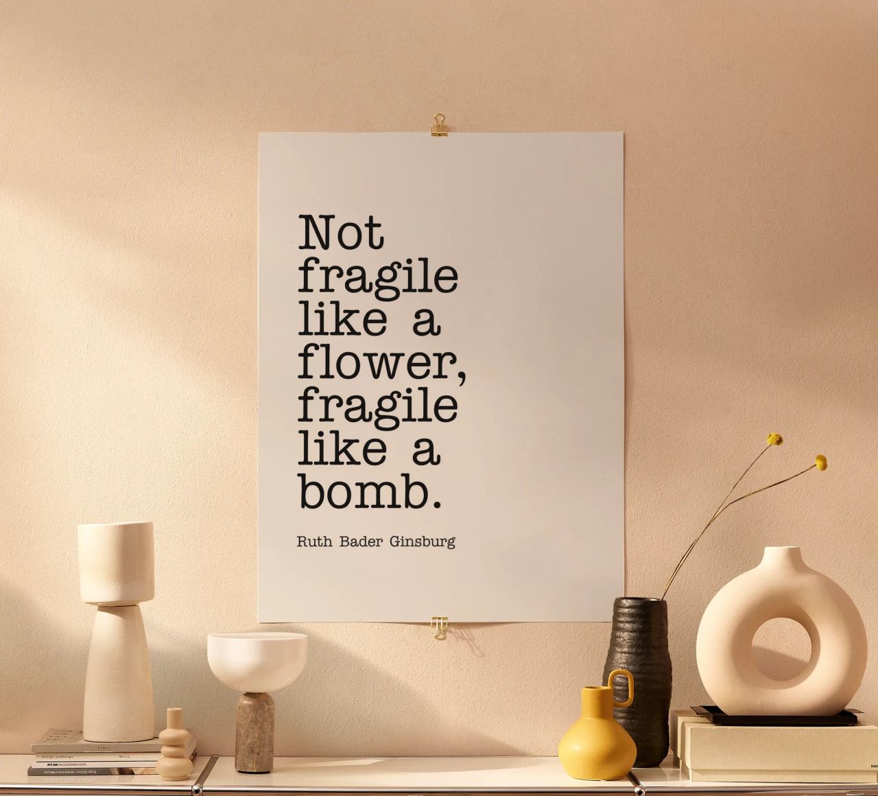 Non fragile come un fiore, fragile come una bomba citazione poster da Paigaam Studio