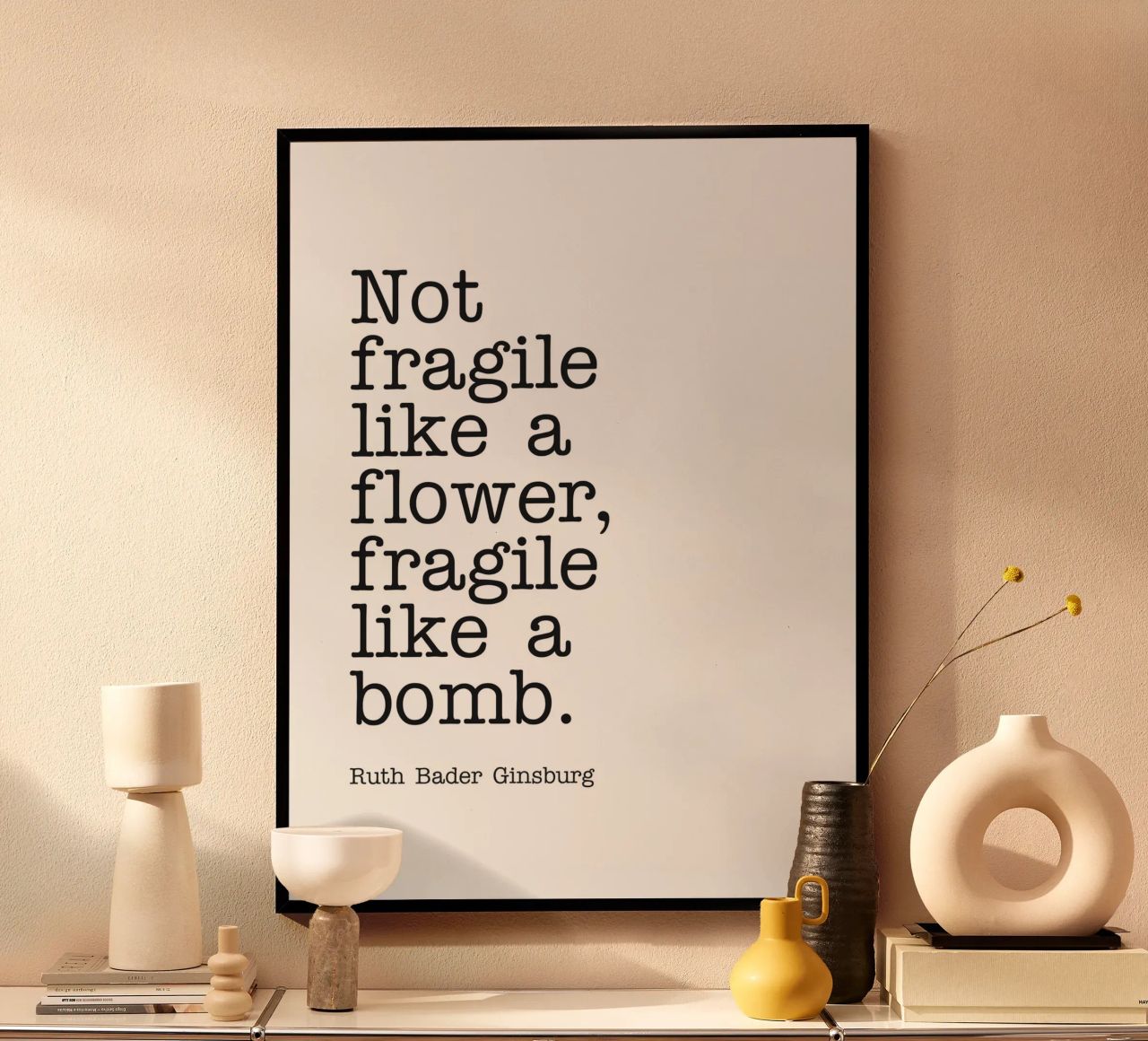 Non fragile come un fiore, fragile come una bomba citazione poster da Paigaam Studio