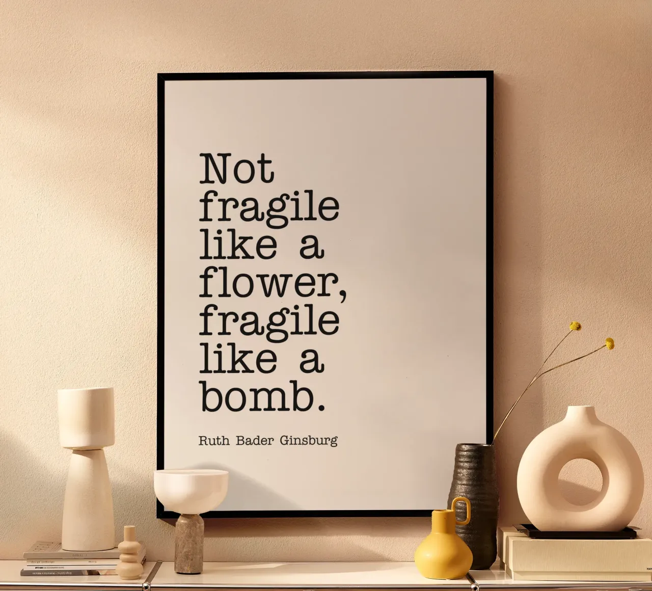 Pas fragile comme une fleur, fragile comme une bombe citation poster de Paigaam Studio