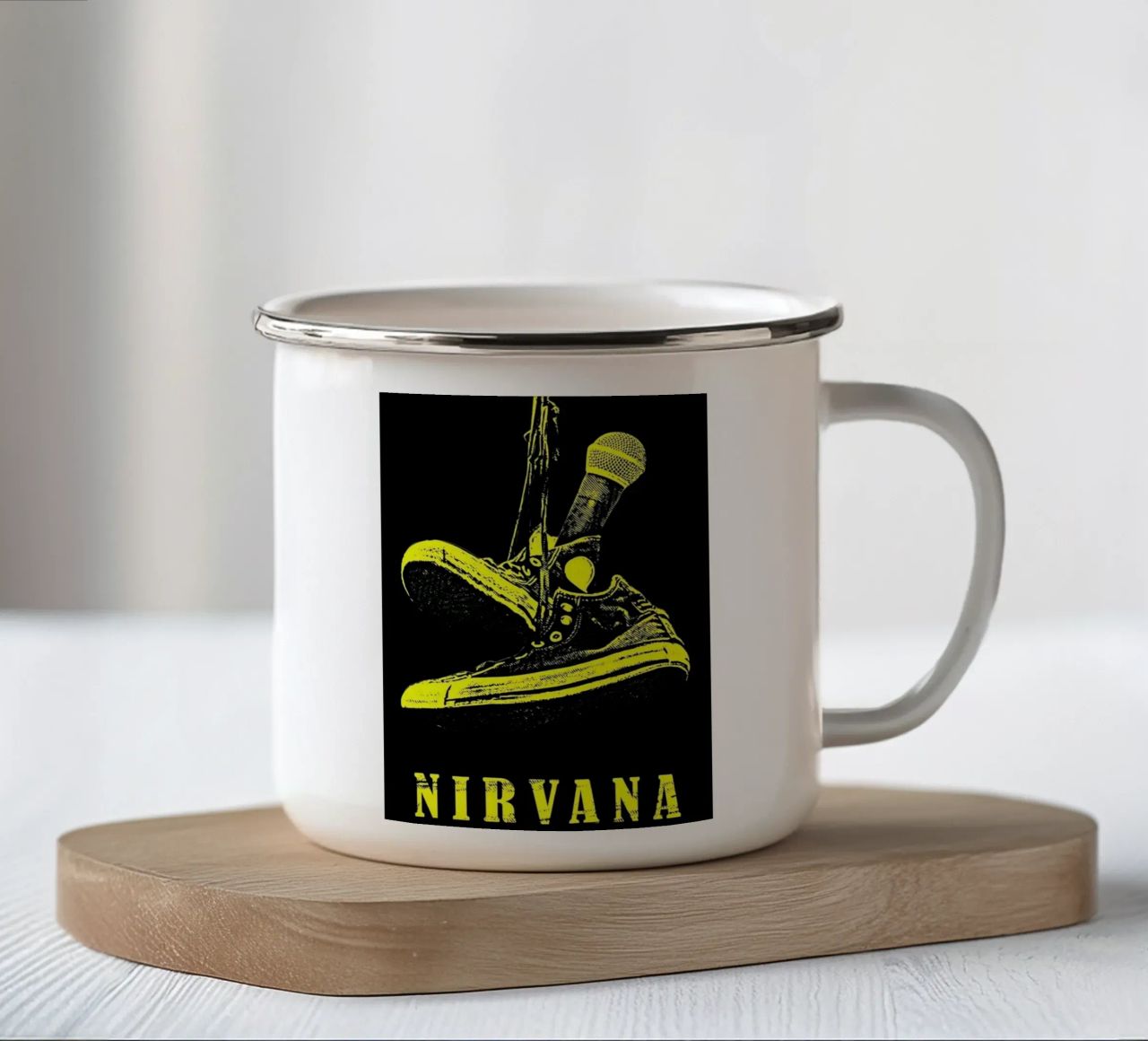 Vibrazioni grunge: Microfono e scarpe da ginnastica dei Nirvana tazza in smalto da Has Fab