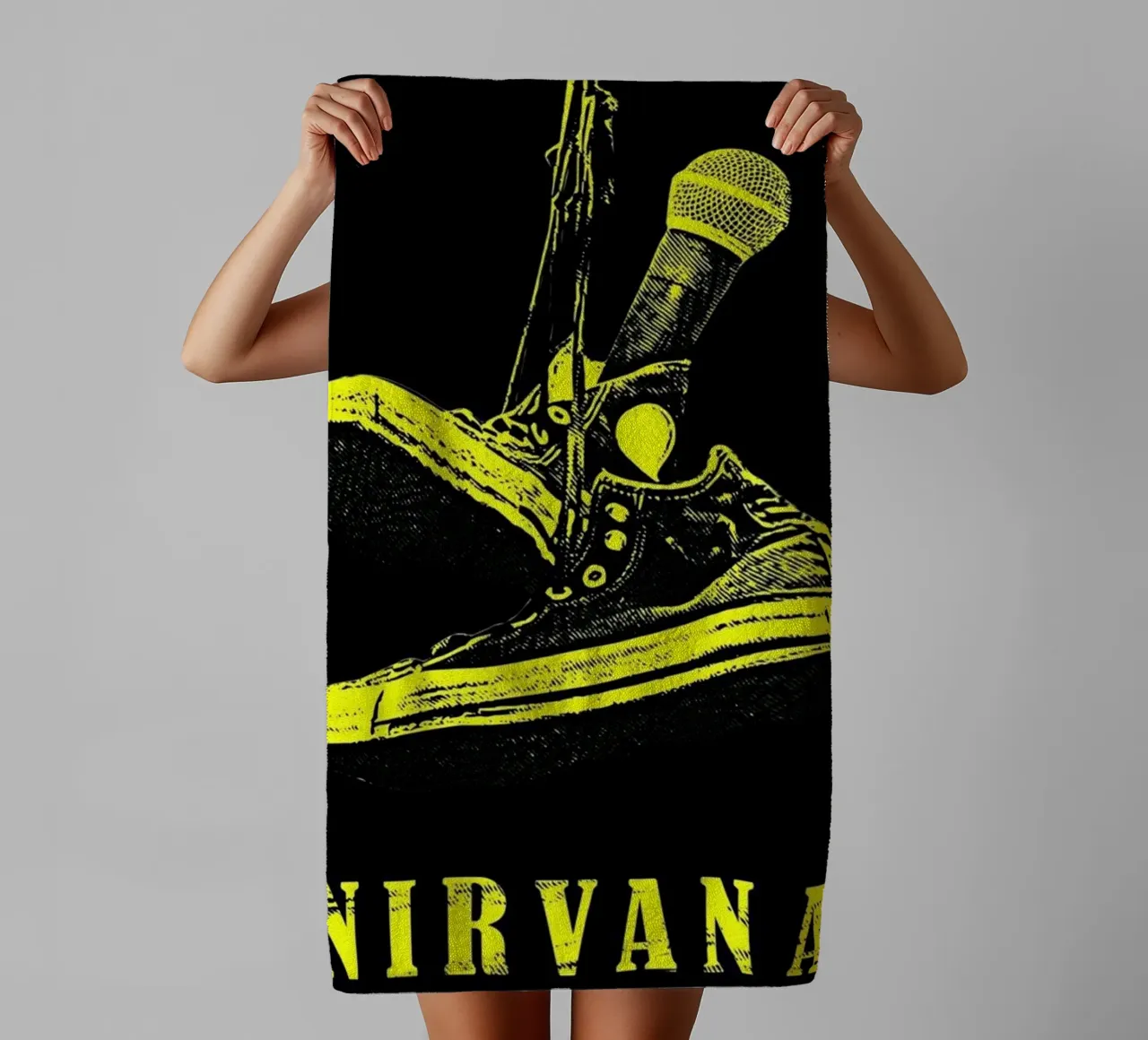 Grunge Vibes : Micros et baskets Nirvana serviette de bain de Has Fab