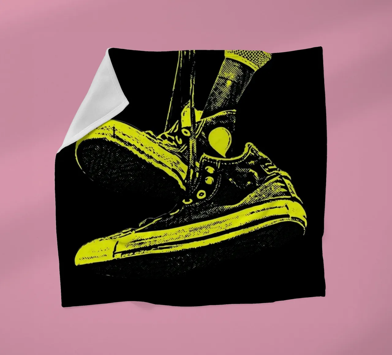Vibrazioni grunge: Microfono e scarpe da ginnastica dei Nirvana coperta in pile da Has Fab