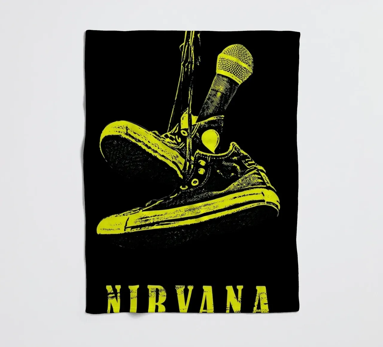 Vibrazioni grunge: Microfono e scarpe da ginnastica dei Nirvana coperta in pile da Has Fab