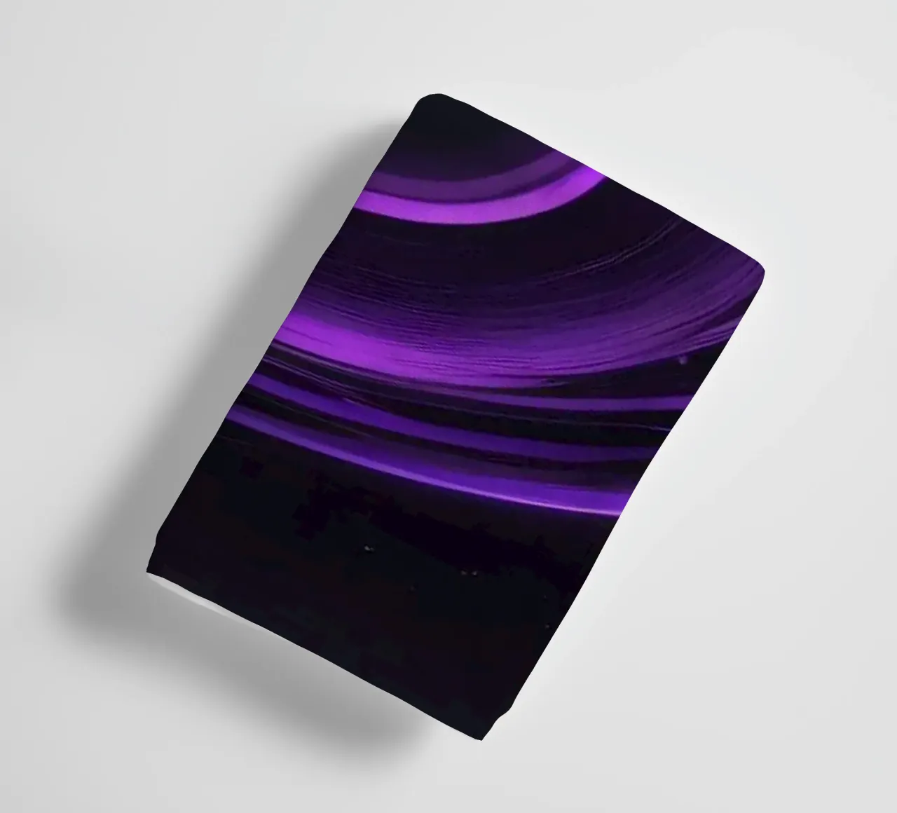 Abstract paars behang dat een vloeiende wervelende kunst creëert badhanddoek van DesignDoodle
