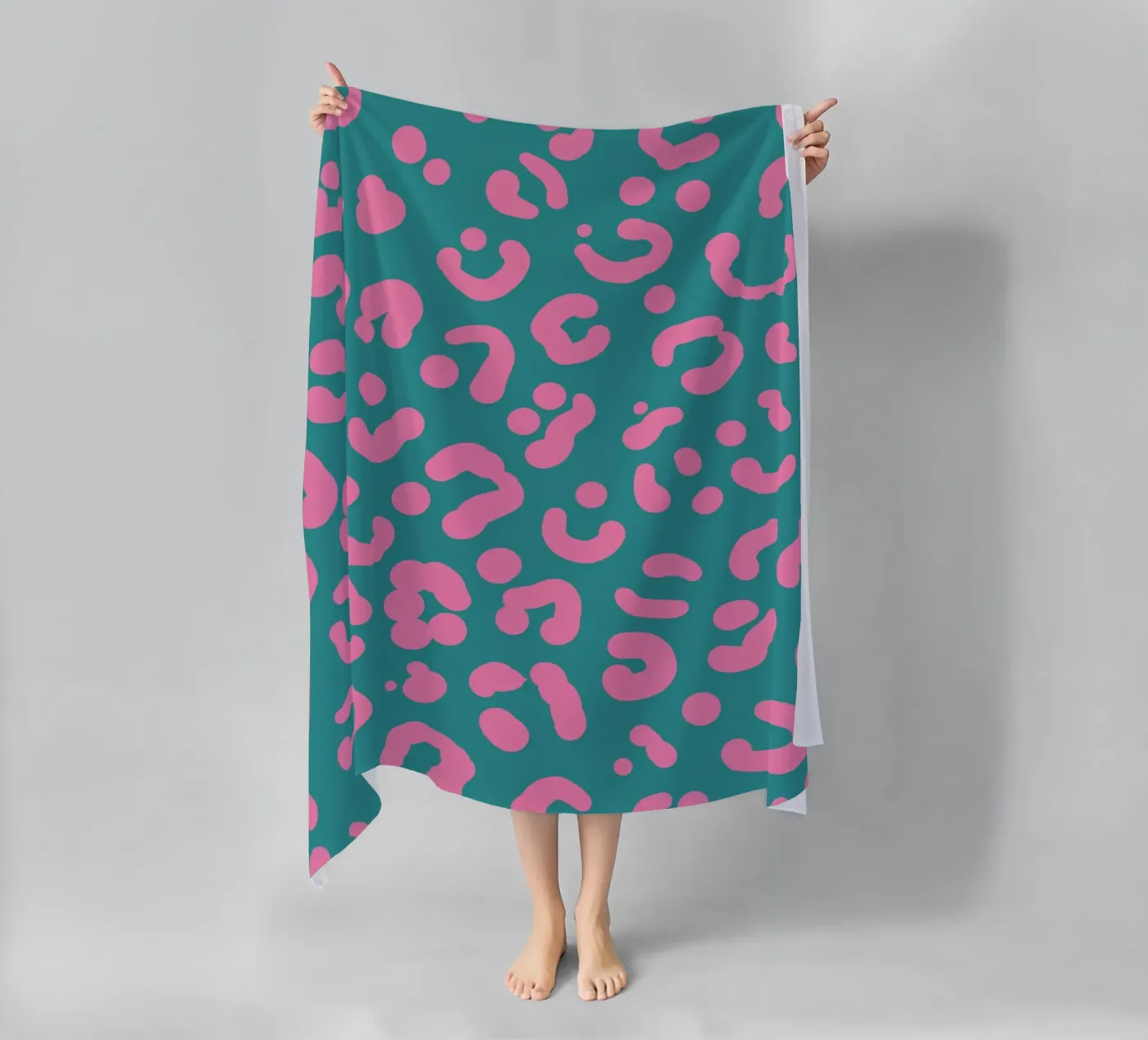 Leoprint 4 beach towel by Julia Reyelt