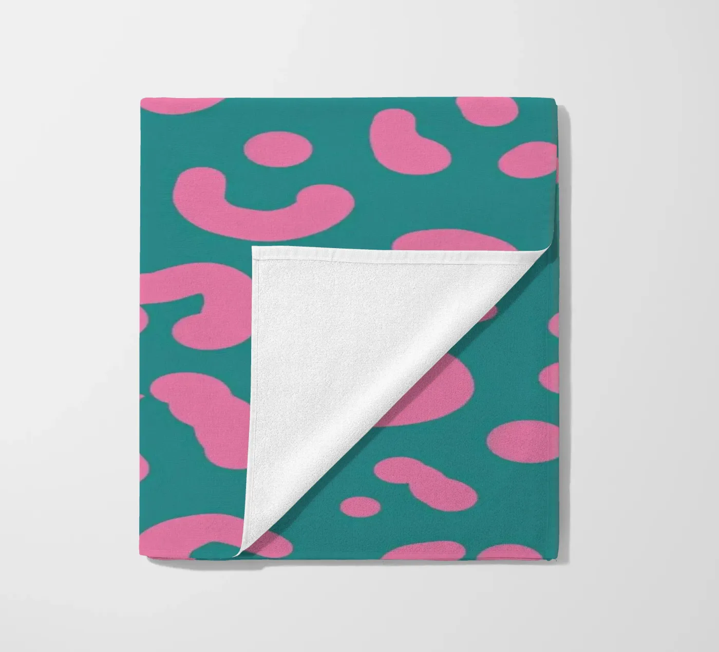 Leoprint 4 beach towel by Julia Reyelt