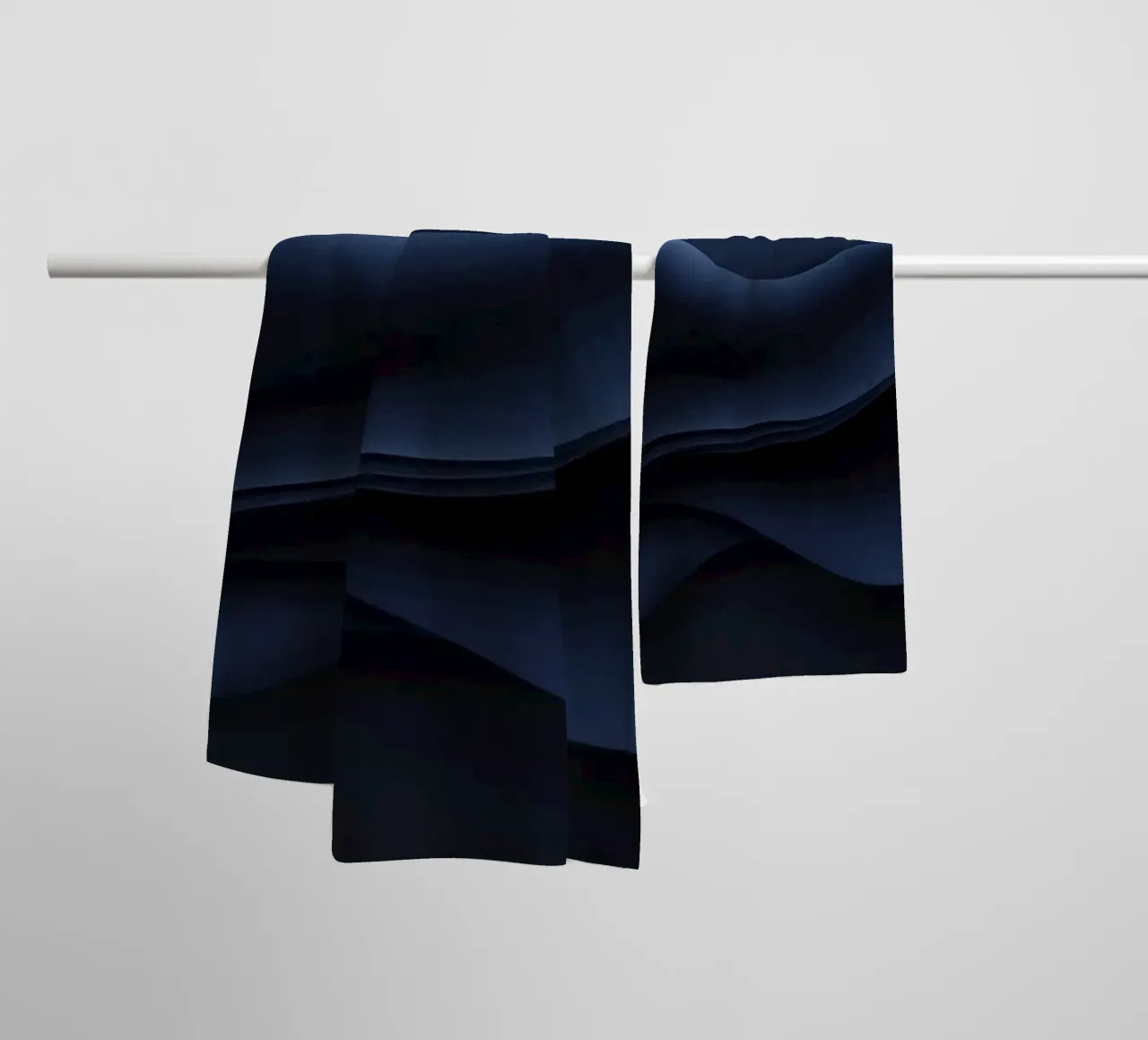 Fließende Wellen aus tiefem Blau schaffen eine ruhige abstrakte Tapete Handtuch von DesignDoodle