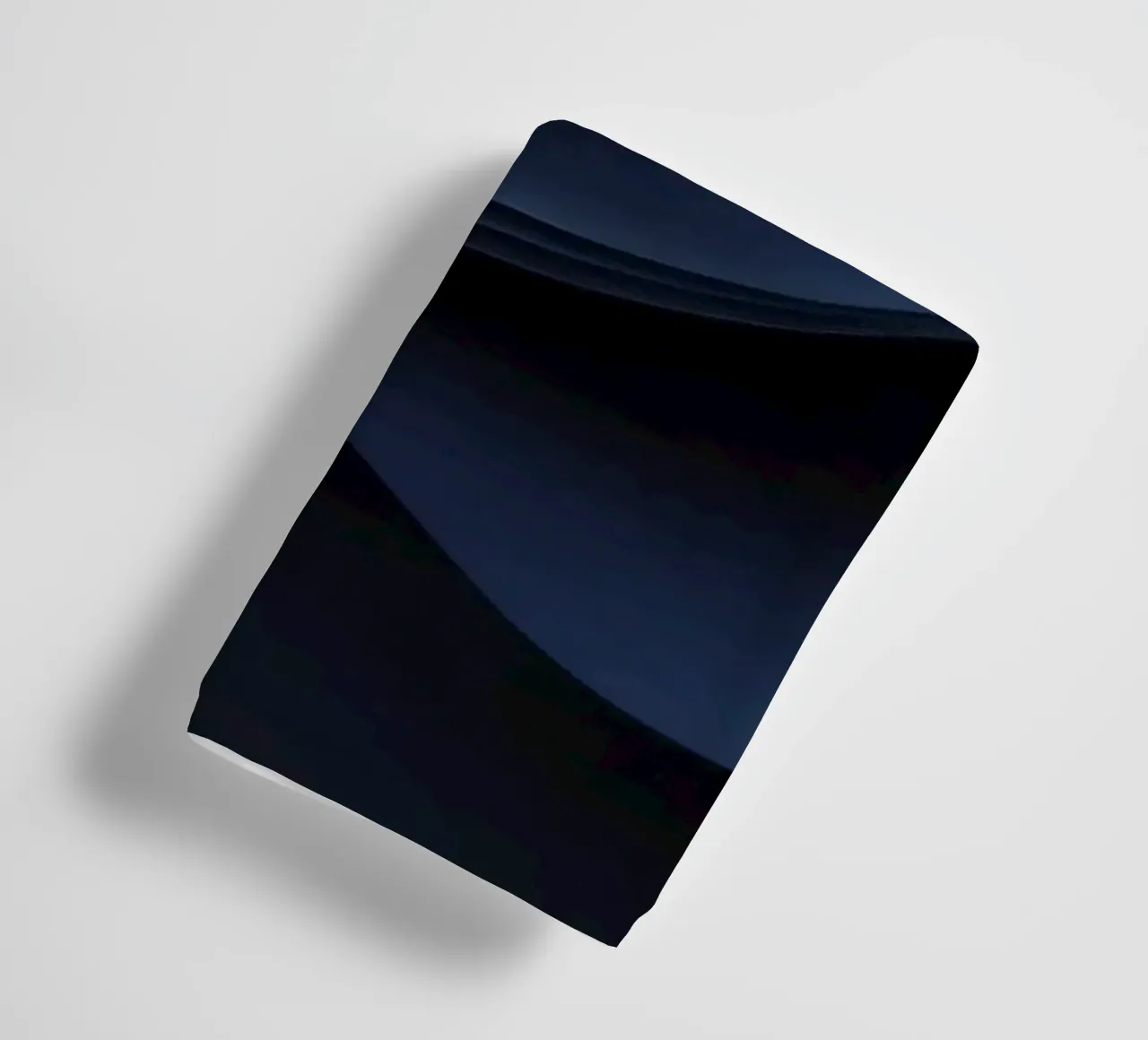 Ondas fluidas de azul intenso crean un tranquilo papel pintado abstracto toalla de baño de DesignDoodle