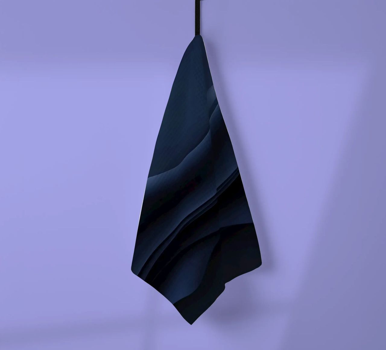Onde fluide di un blu profondo creano una carta da parati astratta e tranquilla. canovaccio da cucina da DesignDoodle