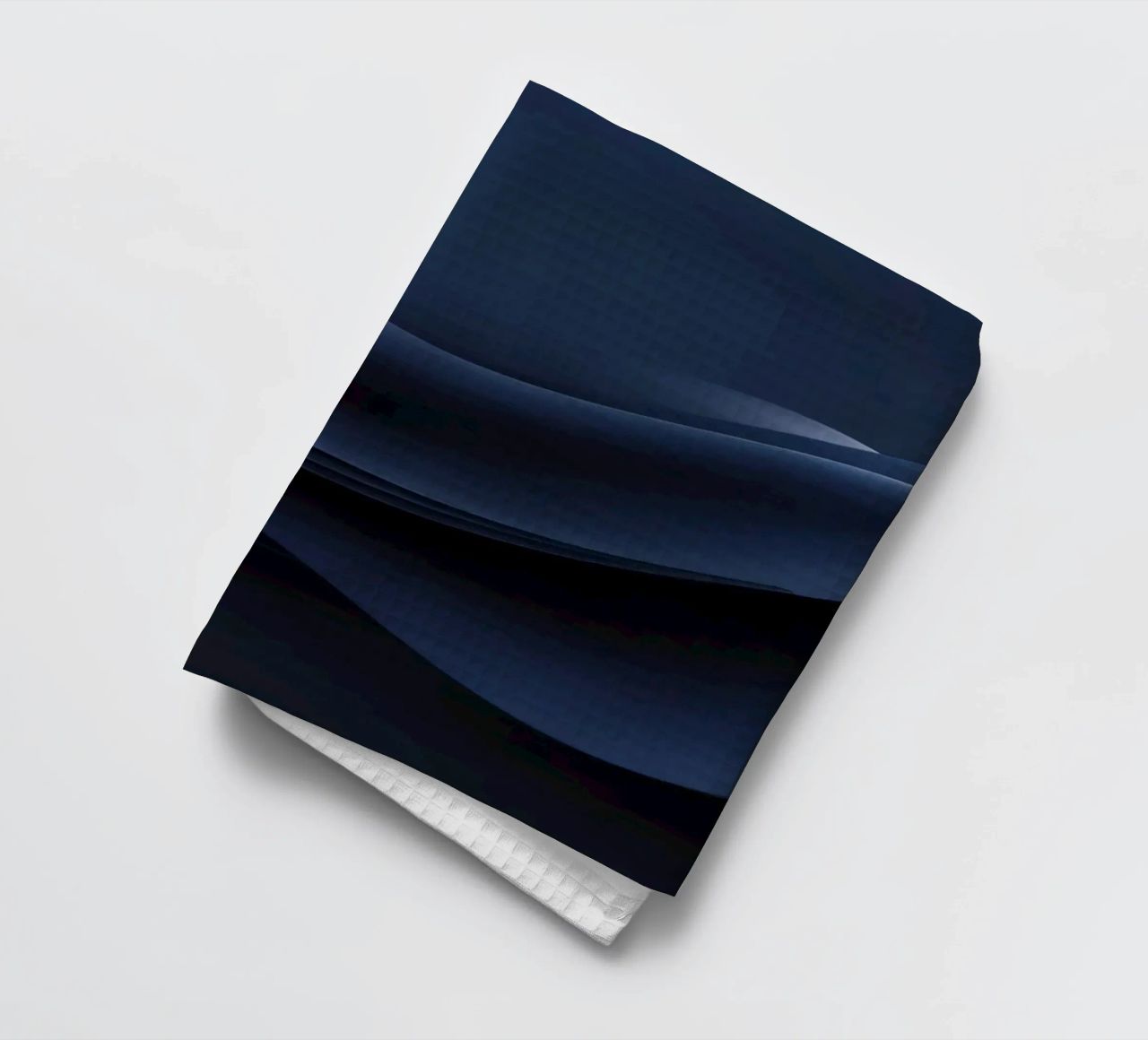 Onde fluide di un blu profondo creano una carta da parati astratta e tranquilla. canovaccio da cucina da DesignDoodle