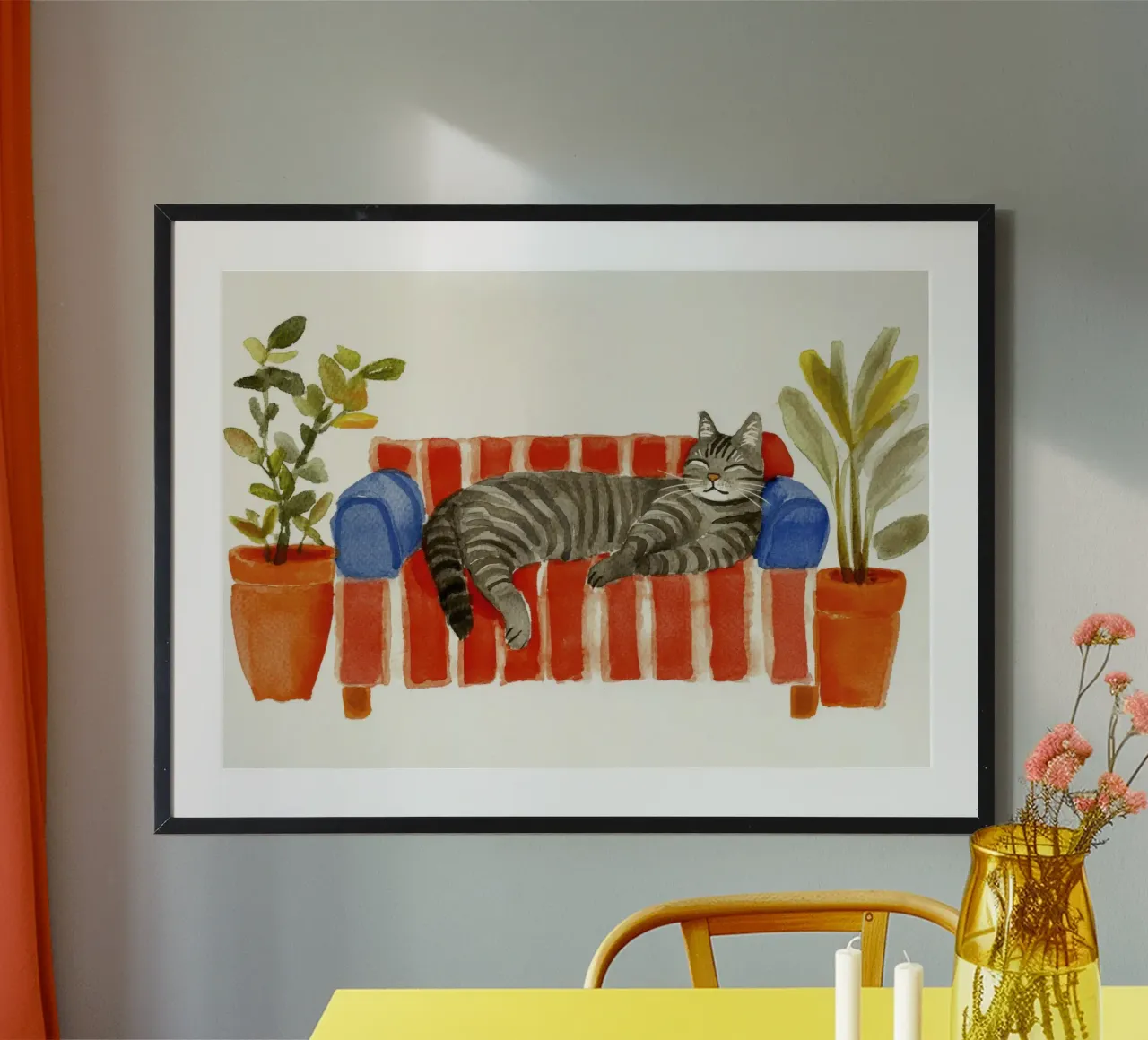 Charmant chat mignon se prélassant avec des pots de fleurs poster avec cadre en aluminium de Modern Muse